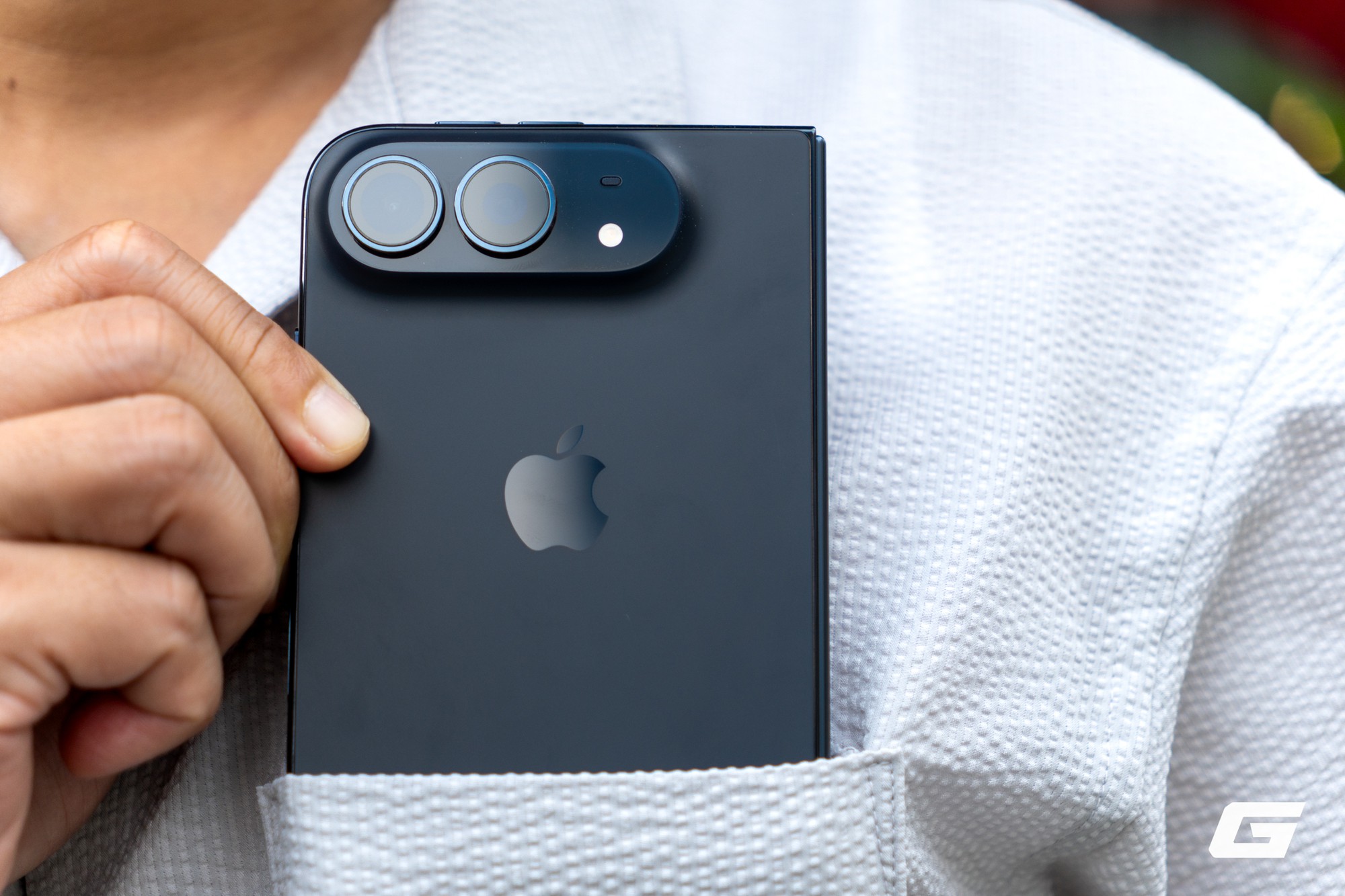 &ldquo;Đập hộp&rdquo; iPhone Duo ch&iacute;nh h&atilde;ng Việt Nam trước ng&agrave;y giao h&agrave;ng: điện thoại gập đầu ti&ecirc;n của T&aacute;o đ&oacute;ng g&oacute;i ra sao? - Ảnh 7.