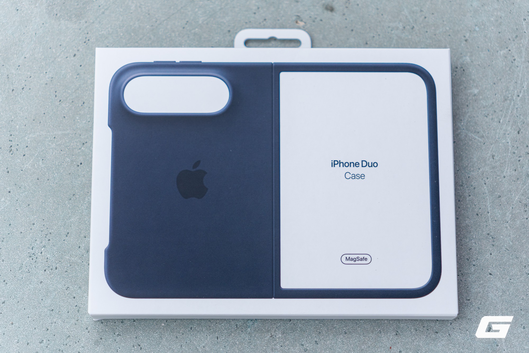 Mở hộp ốp lưng chính hãng cho iPhone Duo: Hai mảnh, MagSafe và cả dải keo cố định, nhưng mua xong cần làm ngay điều này - Ảnh 1.