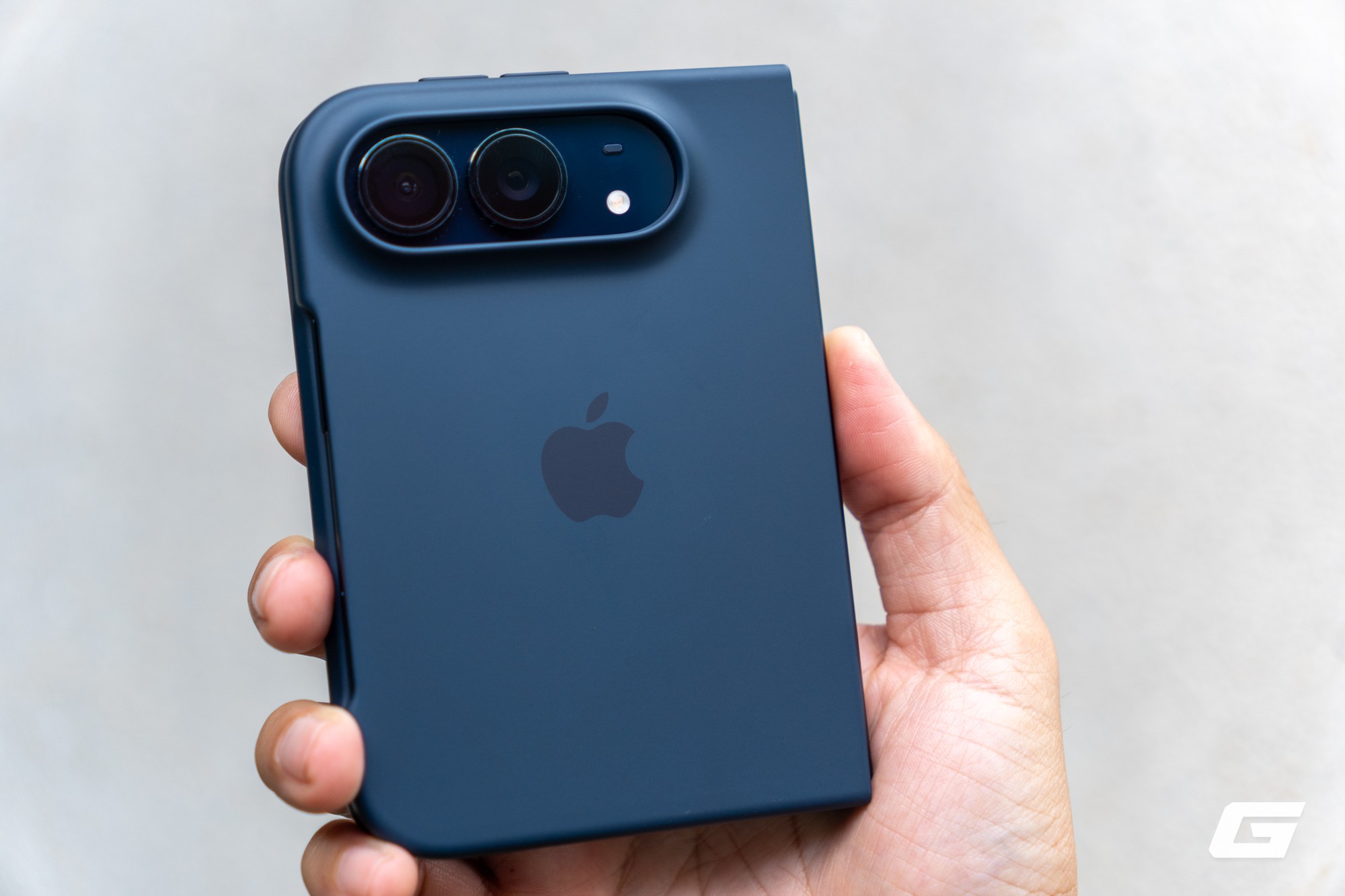 Mở hộp ốp lưng chính hãng cho iPhone Duo: Hai mảnh, MagSafe và cả dải keo cố định, nhưng mua xong cần làm ngay điều này - Ảnh 7.