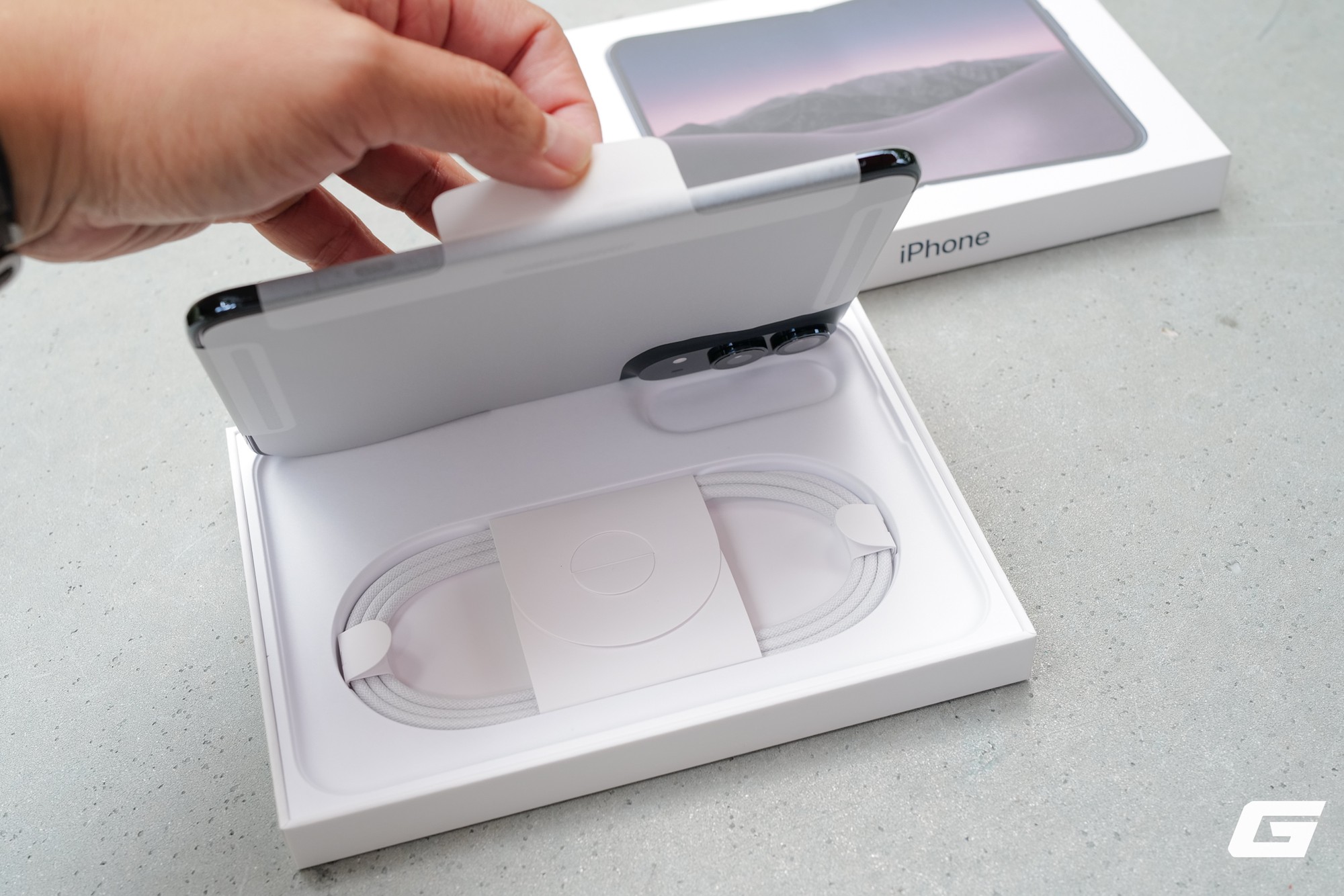 &ldquo;Đập hộp&rdquo; iPhone Duo ch&iacute;nh h&atilde;ng Việt Nam trước ng&agrave;y giao h&agrave;ng: điện thoại gập đầu ti&ecirc;n của T&aacute;o đ&oacute;ng g&oacute;i ra sao? - Ảnh 5.
