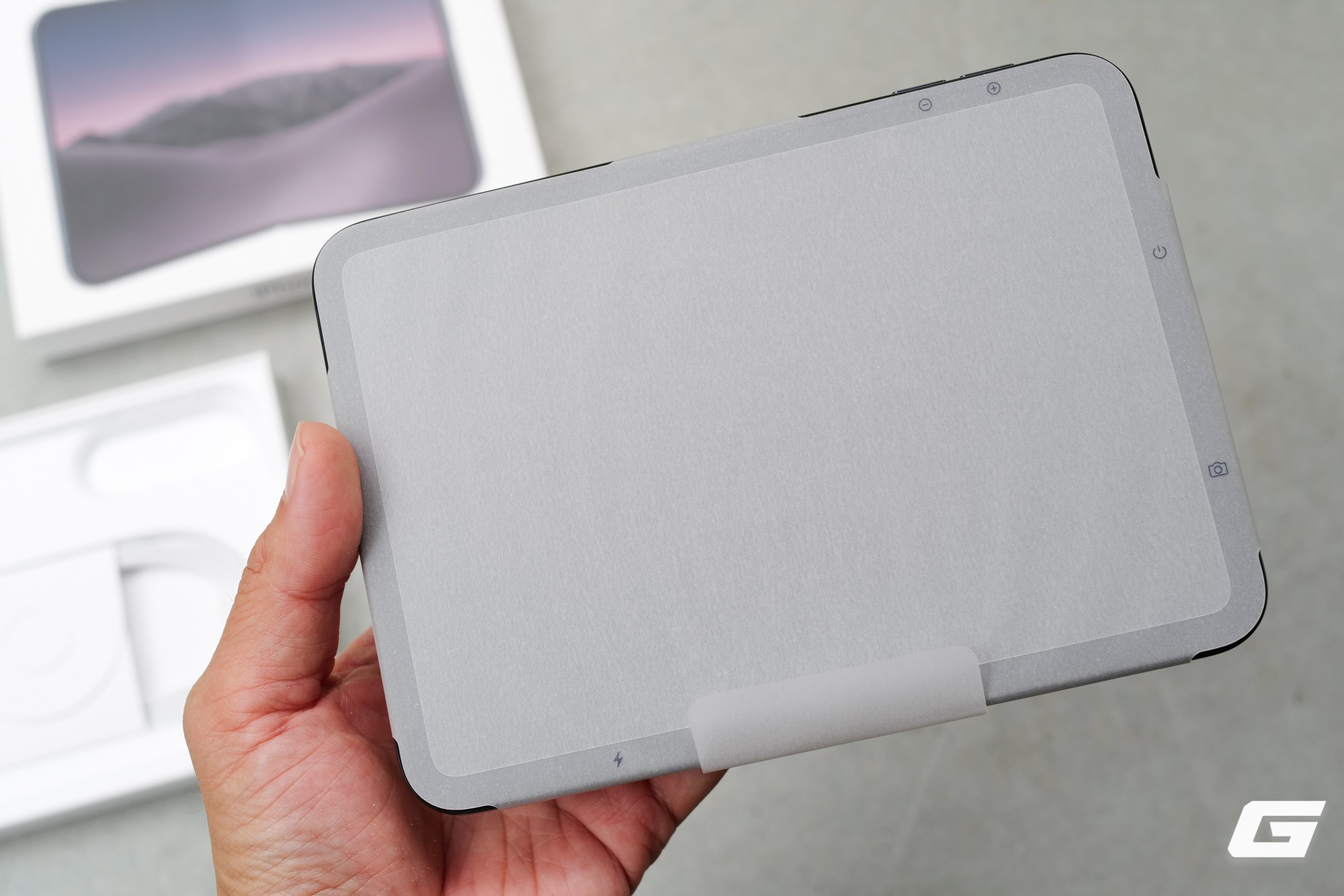 &ldquo;Đập hộp&rdquo; iPhone Duo ch&iacute;nh h&atilde;ng Việt Nam trước ng&agrave;y giao h&agrave;ng: điện thoại gập đầu ti&ecirc;n của T&aacute;o đ&oacute;ng g&oacute;i ra sao? - Ảnh 4.