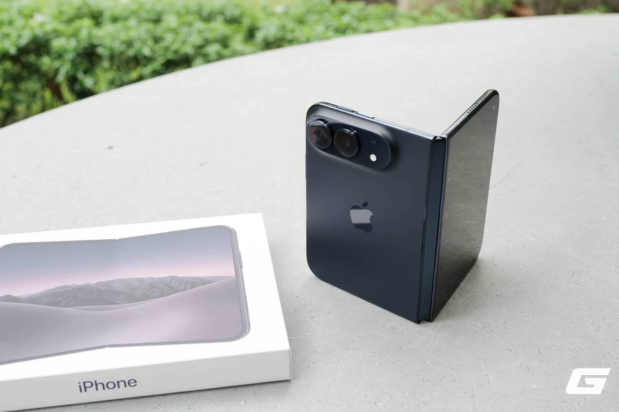 &ldquo;Đập hộp&rdquo; iPhone Duo ch&iacute;nh h&atilde;ng Việt Nam trước ng&agrave;y giao h&agrave;ng: điện thoại gập đầu ti&ecirc;n của T&aacute;o đ&oacute;ng g&oacute;i ra sao? - Ảnh 6.