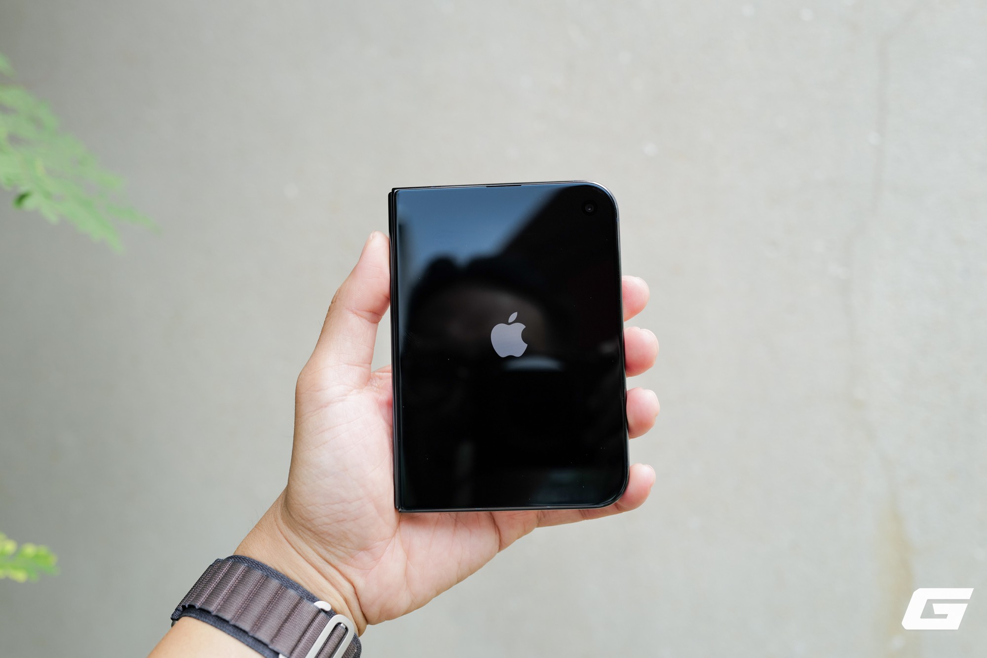 &ldquo;Đập hộp&rdquo; iPhone Duo ch&iacute;nh h&atilde;ng Việt Nam trước ng&agrave;y giao h&agrave;ng: điện thoại gập đầu ti&ecirc;n của T&aacute;o đ&oacute;ng g&oacute;i ra sao? - Ảnh 8.