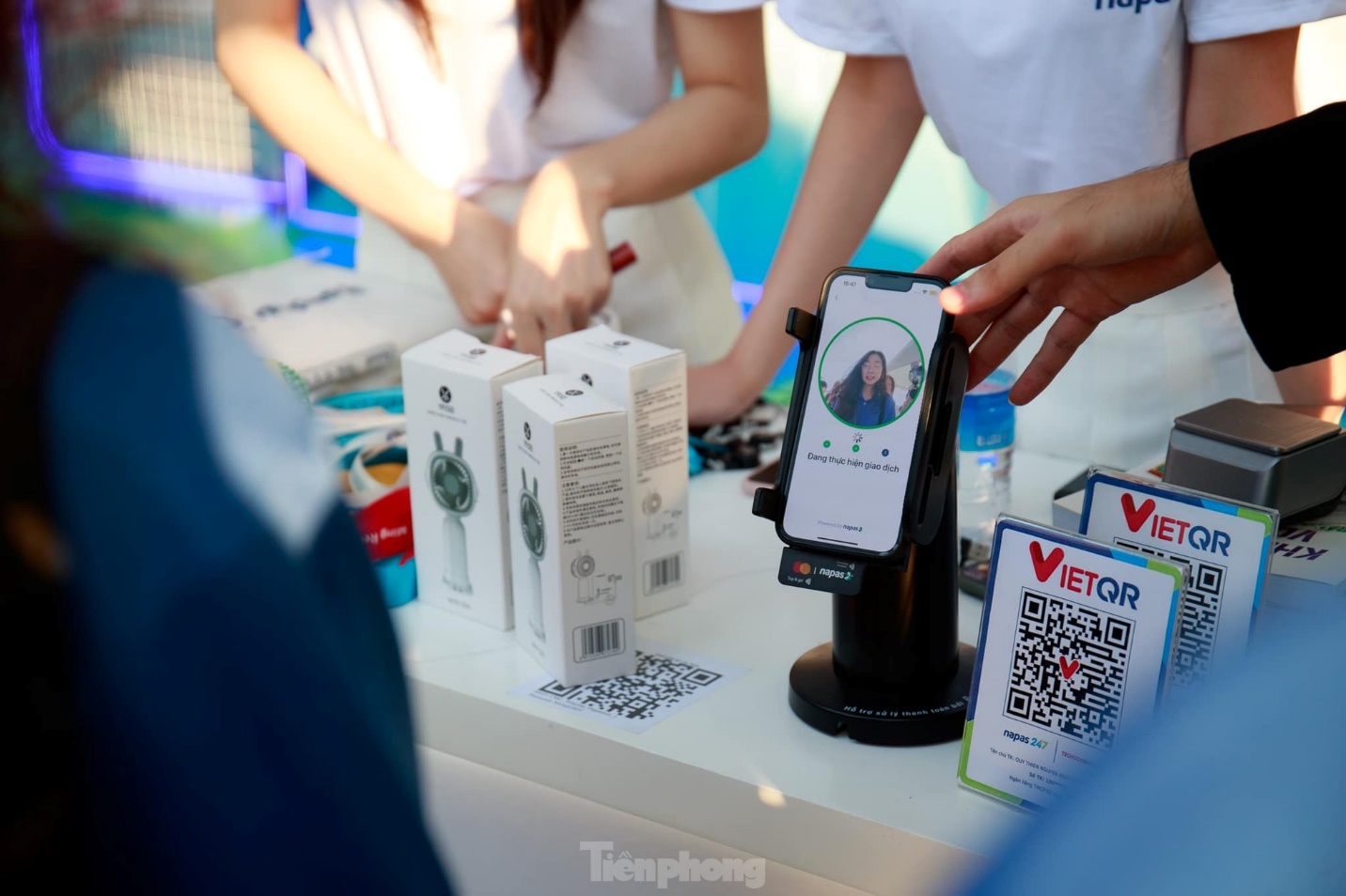 Người Việt tiêu không tiền mặt tới 40 tỷ USD mỗi ngày - Ảnh 1.