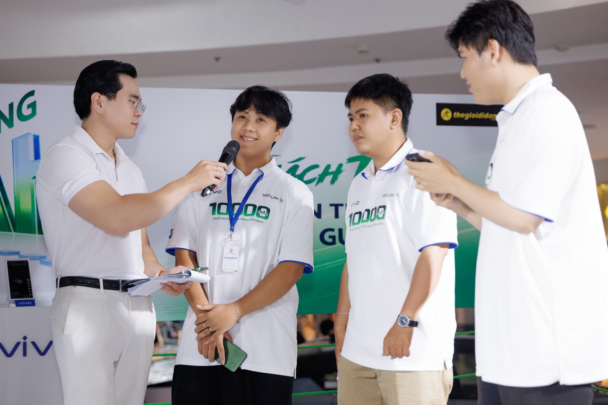 Ngồi chơi nhận tiền: Hai “Chiến Pin” chia quỹ thưởng 32,37 triệu đồng tại sự kiện của vivo - Ảnh 2. Ngồi chơi nhận tiền: Hai “Chiến Pin” chia quỹ thưởng 32,37 triệu đồng tại sự kiện của vivo - Ảnh 2.