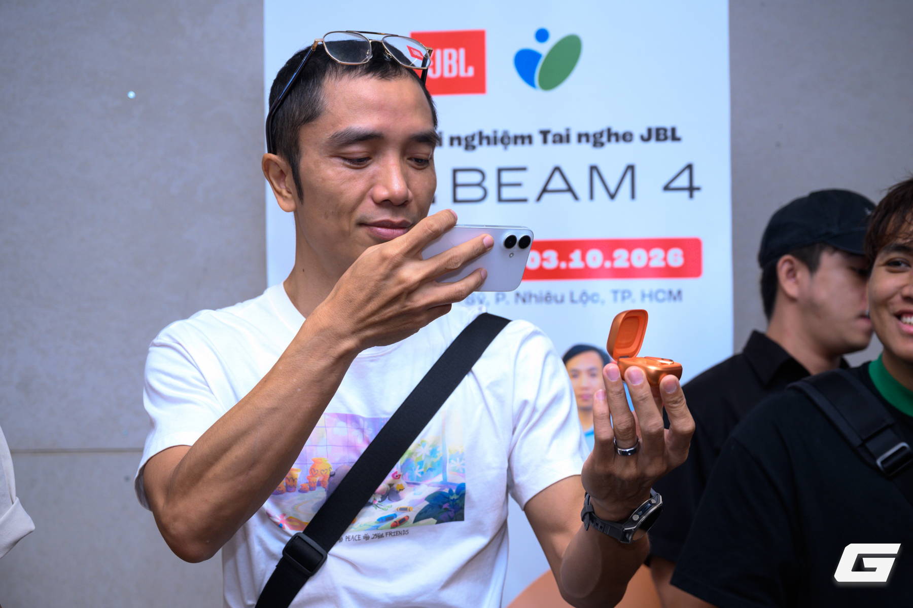 Gallery - JBL hoàn thiện Live 4 Series tại Việt Nam với Live Beam 4: tai nghe true wireless có màn hình cảm ứng trên hộp sạc - image 1