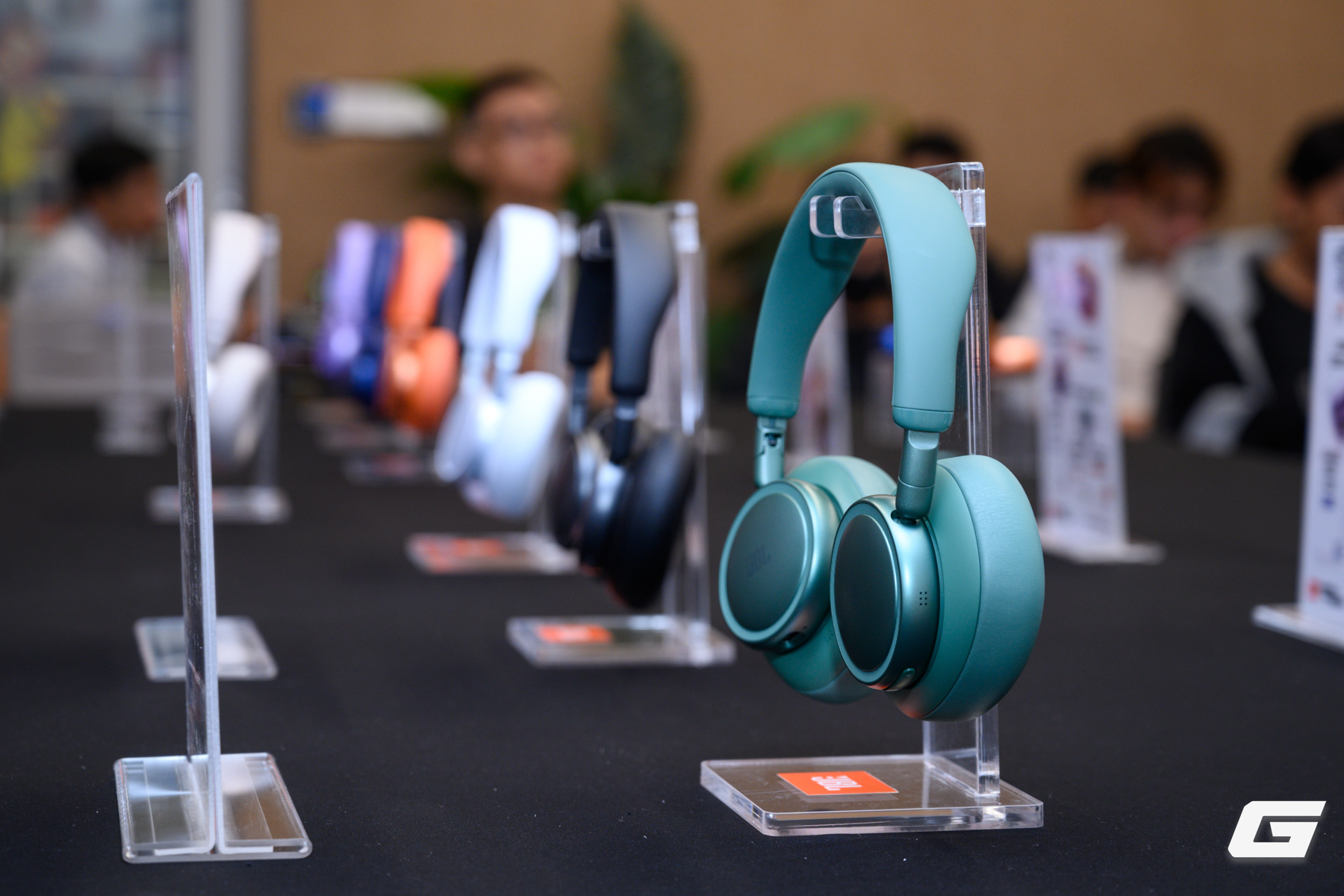 Gallery - JBL hoàn thiện Live 4 Series tại Việt Nam với Live Beam 4: tai nghe true wireless có màn hình cảm ứng trên hộp sạc - image 3