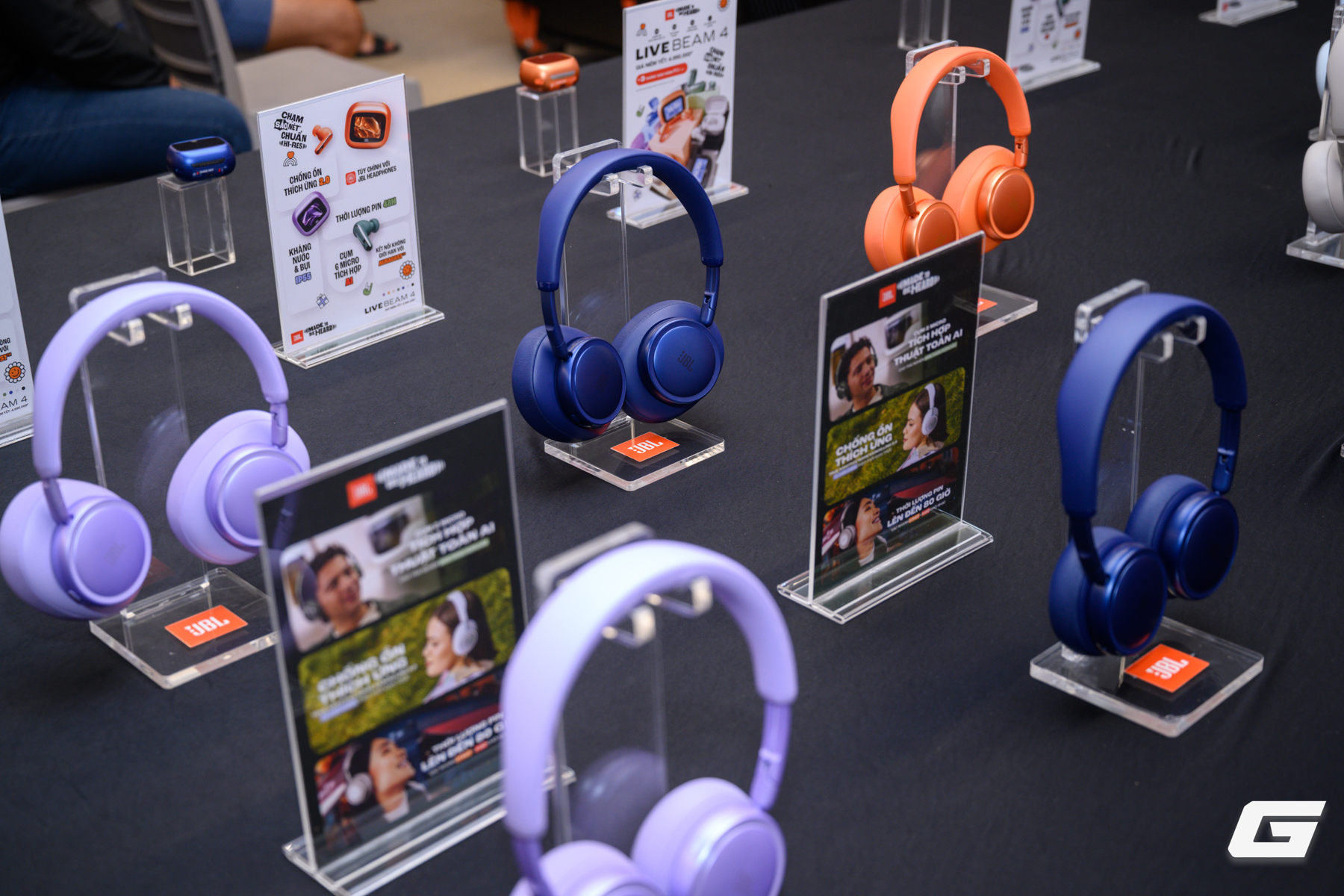 Gallery - JBL hoàn thiện Live 4 Series tại Việt Nam với Live Beam 4: tai nghe true wireless có màn hình cảm ứng trên hộp sạc - image 5