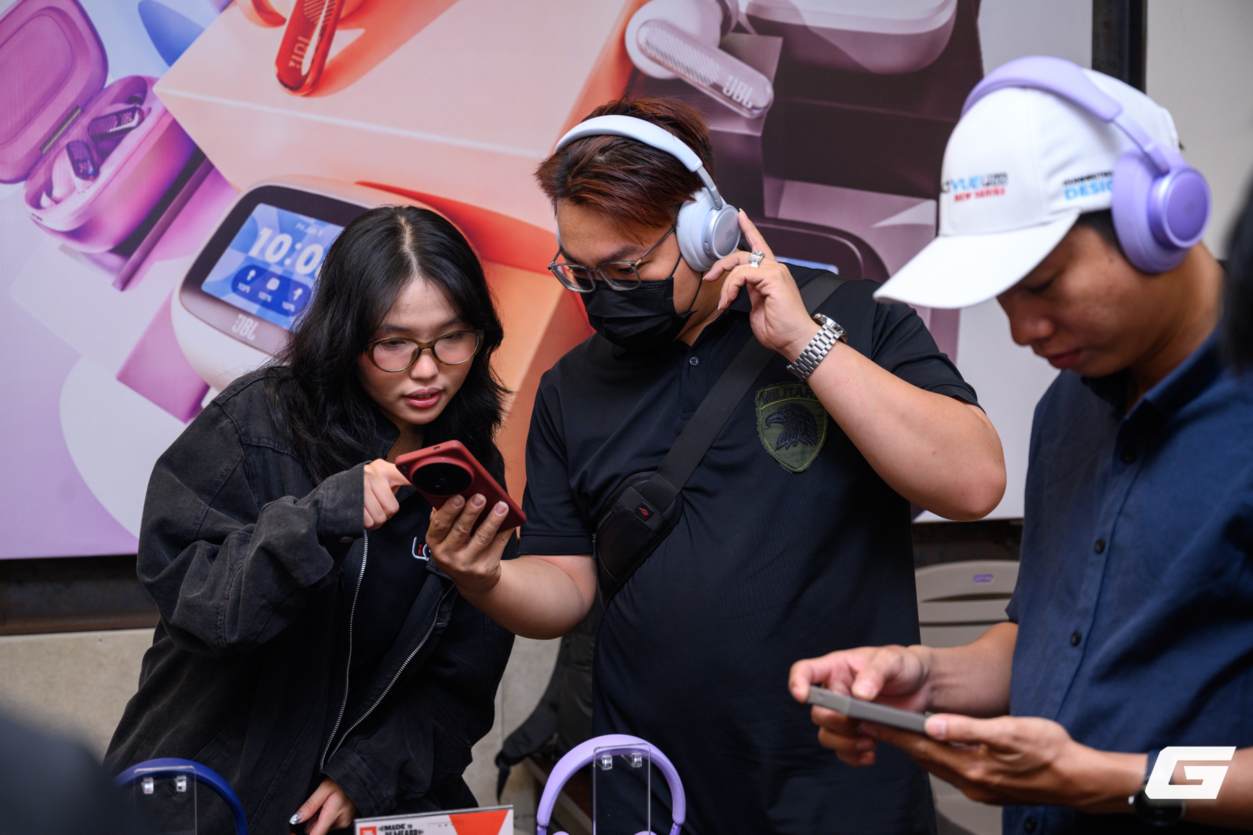 Gallery - JBL hoàn thiện Live 4 Series tại Việt Nam với Live Beam 4: tai nghe true wireless có màn hình cảm ứng trên hộp sạc - image 8