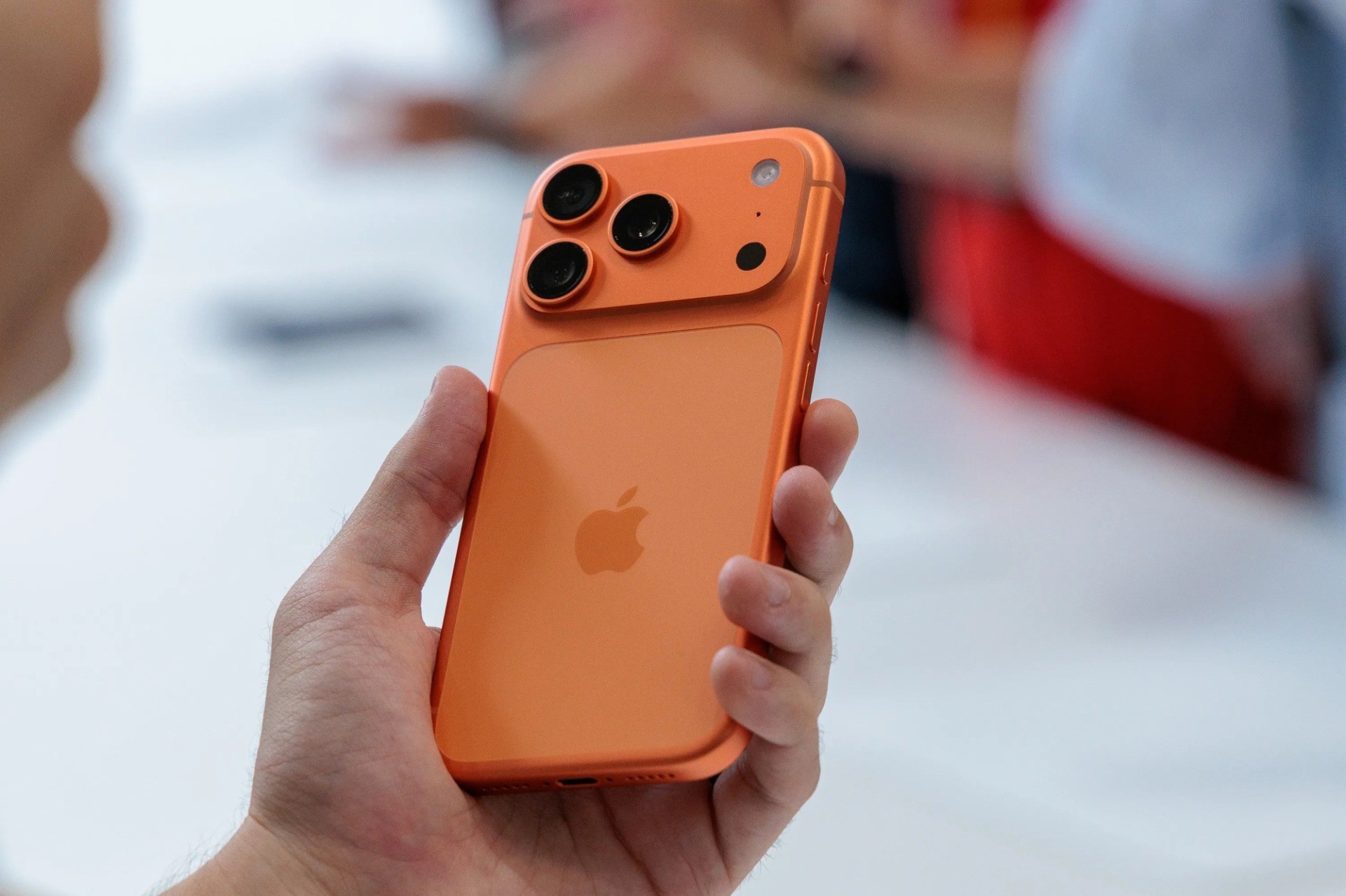 Video Tren Tay Iphone 17 Pro Max Thiet Ke Nhom Nguyen Khoi Va Camera 8X An Tuong 2 1757615011 593 Wi 193600 1791248842229 1791248842747151566534