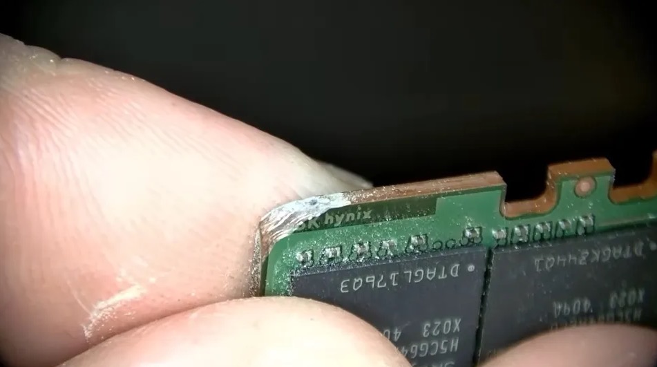 Cặp RAM gi&aacute; ngang một chiếc &ocirc; t&ocirc; được mang đi sửa, h&eacute; lộ nghề hot giữa cơn sốt AI- Ảnh 3.
