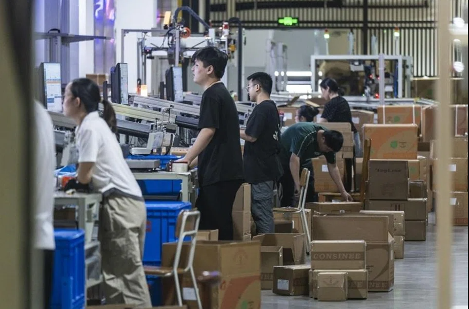 AI 'xâm chiếm' văn phòng Trung Quốc: Mỗi người làm việc bằng 3 - Ảnh 3.