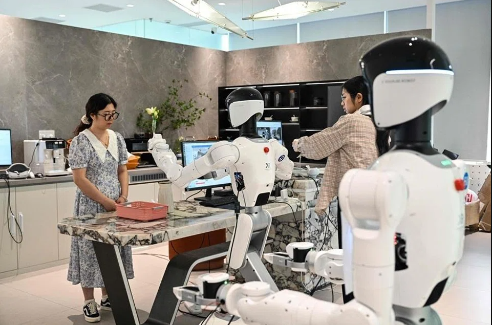 AI 'xâm chiếm' văn phòng Trung Quốc: Mỗi người làm việc bằng 3 - Ảnh 1.
