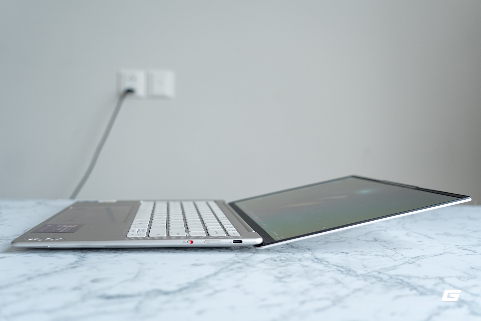 Trên tay Lenovo Yoga Slim 7 Gen 11 Aura Edition: Nhẹ tênh trên một tay, Core Ultra 7 355 dư sức đáp ứng công việc hằng ngày, Aura Edition nhiều tính năng thông minh - Ảnh 4.