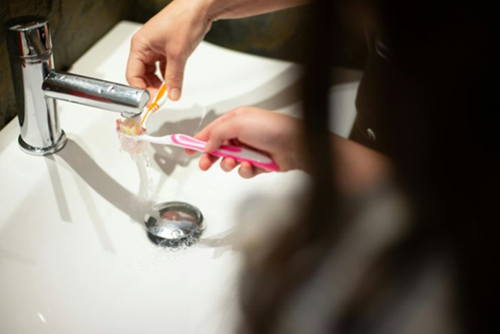 Trước khi đ&aacute;nh răng c&oacute; cần l&agrave;m ướt b&agrave;n chải kh&ocirc;ng? Nha sĩ l&ecirc;n tiếng: đa số ch&uacute;ng ta đ&atilde; l&agrave;m sai- Ảnh 2.