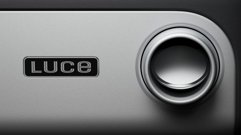 View - Cú bắt tay lịch sử: "Phù thủy thiết kế của Apple" Jony Ive chính thức thổi hồn vào nội thất siêu xe điện Ferrari Luce