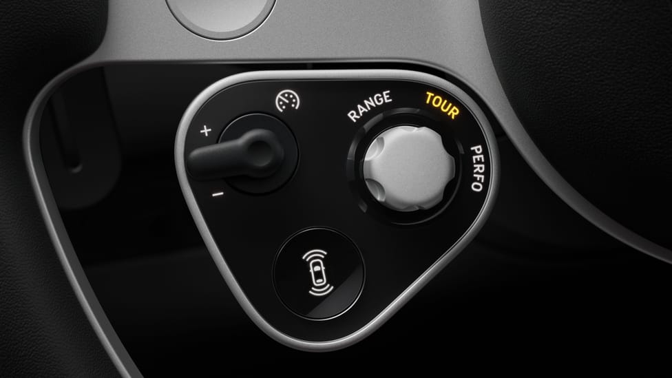 View - Cú bắt tay lịch sử: "Phù thủy thiết kế của Apple" Jony Ive chính thức thổi hồn vào nội thất siêu xe điện Ferrari Luce