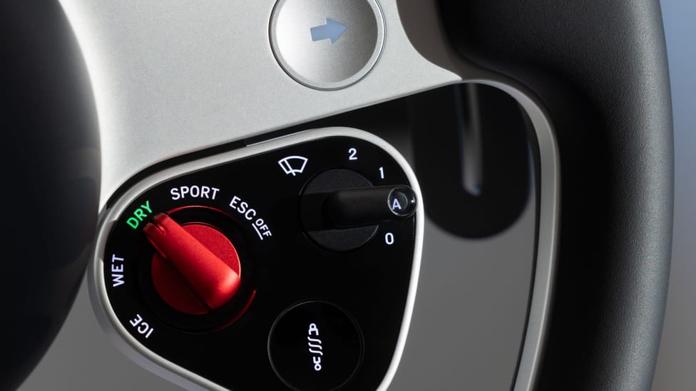 View - Cú bắt tay lịch sử: "Phù thủy thiết kế của Apple" Jony Ive chính thức thổi hồn vào nội thất siêu xe điện Ferrari Luce