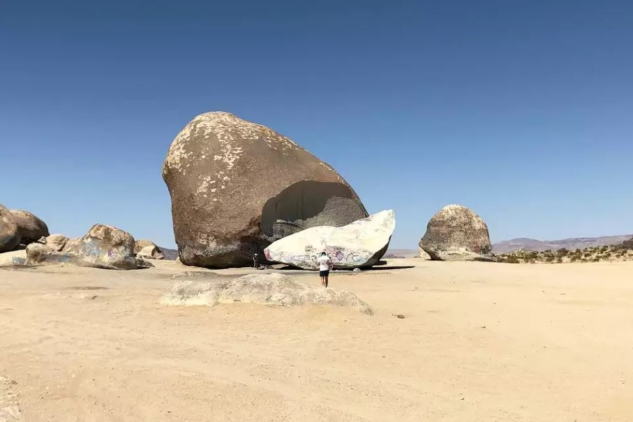 B&iacute; ẩn về Giant Rock: Tảng đ&aacute; granite khổng lồ giữa sa mạc Mojave nơi lưu giữ k&yacute; ức cổ xưa v&agrave; huyền thoại vũ trụ - Ảnh 1.