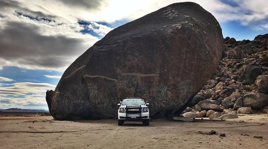 Bí ẩn về Giant Rock: Tảng đá granite khổng lồ giữa sa mạc Mojave nơi lưu giữ ký ức cổ xưa và huyền thoại vũ trụ - Ảnh 2.
