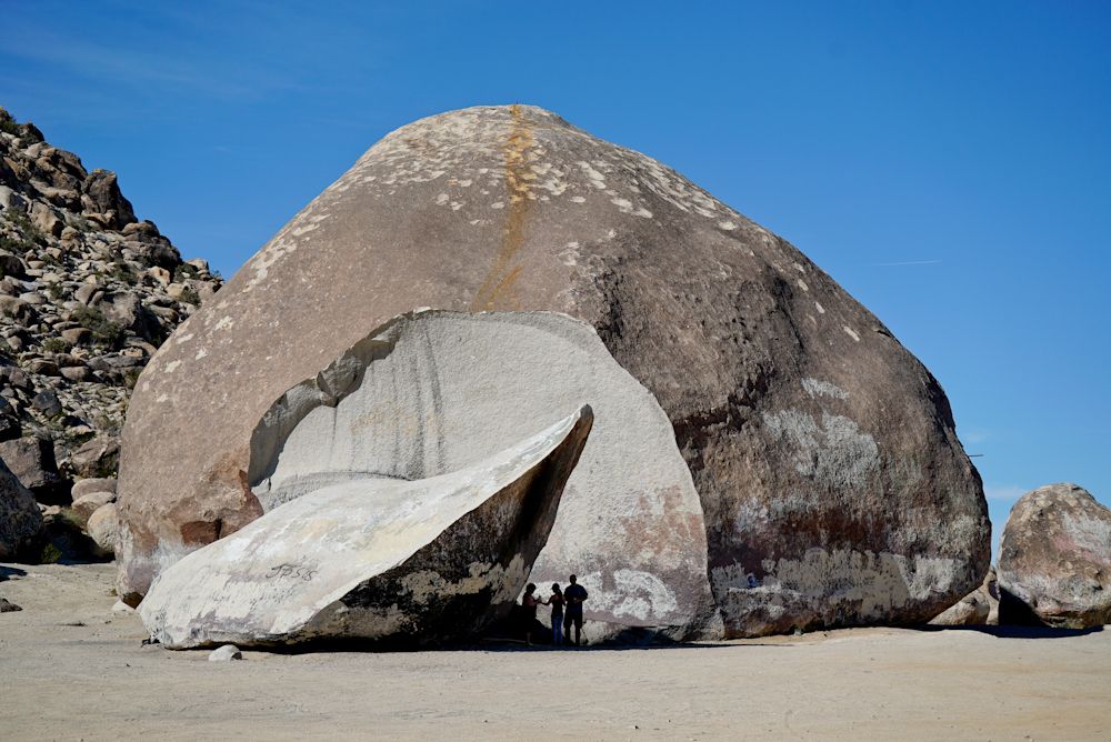 Bí ẩn về Giant Rock: Tảng đá granite khổng lồ giữa sa mạc Mojave nơi lưu giữ ký ức cổ xưa và huyền thoại vũ trụ - Ảnh 3.