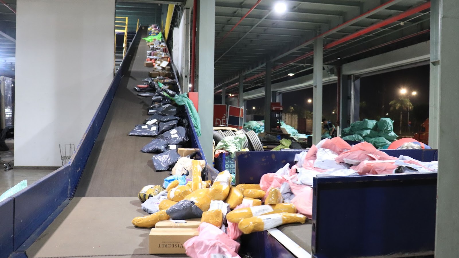 B&ecirc;n trong một trung t&acirc;m giao nhận ng&agrave;y gi&aacute;p Tết: nh&acirc;n vi&ecirc;n "bơi" trong biển h&agrave;ng h&oacute;a, băng chuyền ph&acirc;n loại tự động h&agrave;ng h&oacute;a tốc độ 2 mili gi&acirc;y- Ảnh 1.