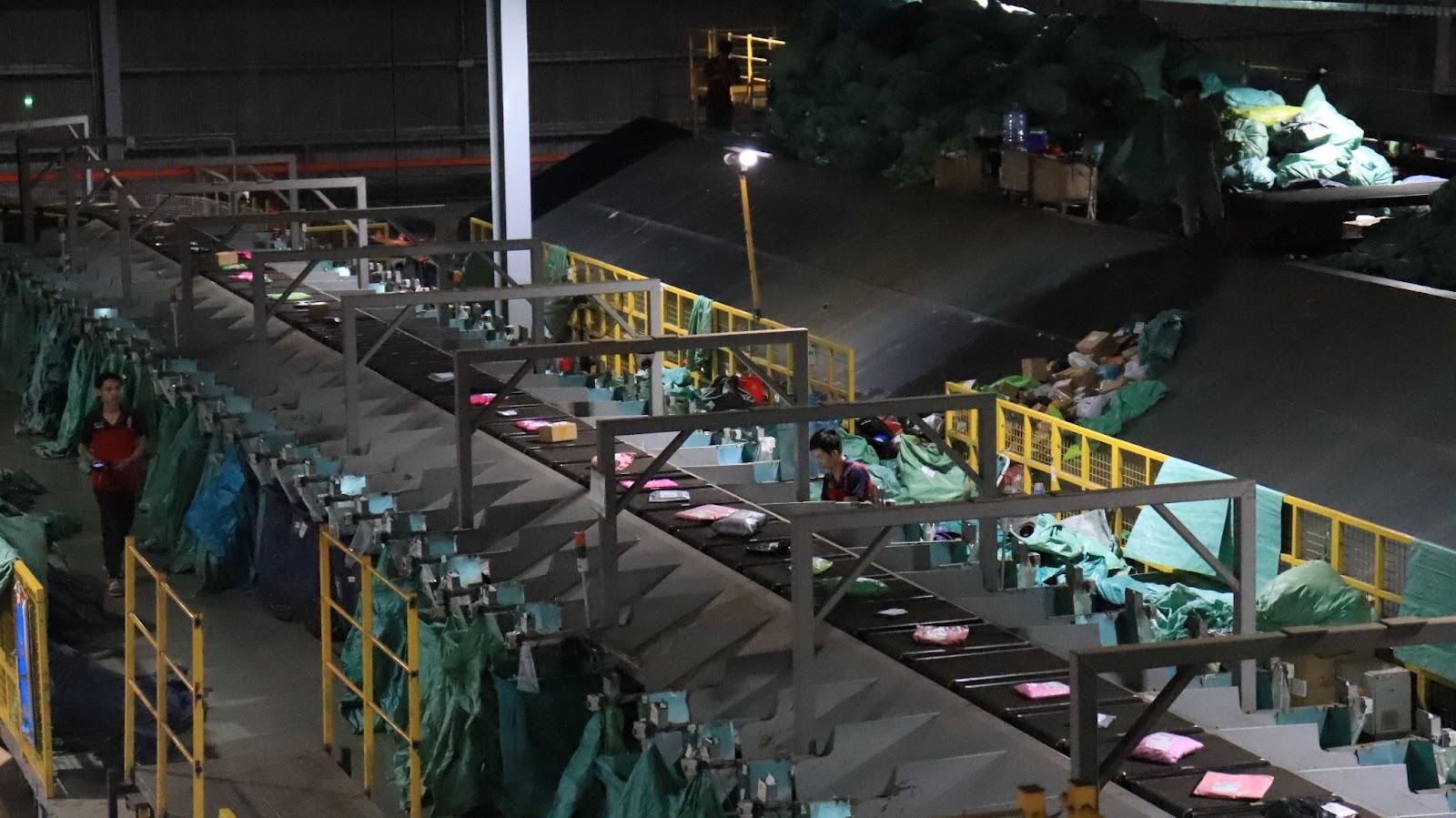 B&ecirc;n trong một trung t&acirc;m giao nhận ng&agrave;y gi&aacute;p Tết: nh&acirc;n vi&ecirc;n "bơi" trong biển h&agrave;ng h&oacute;a, băng chuyền ph&acirc;n loại tự động h&agrave;ng h&oacute;a tốc độ 2 mili gi&acirc;y- Ảnh 4.