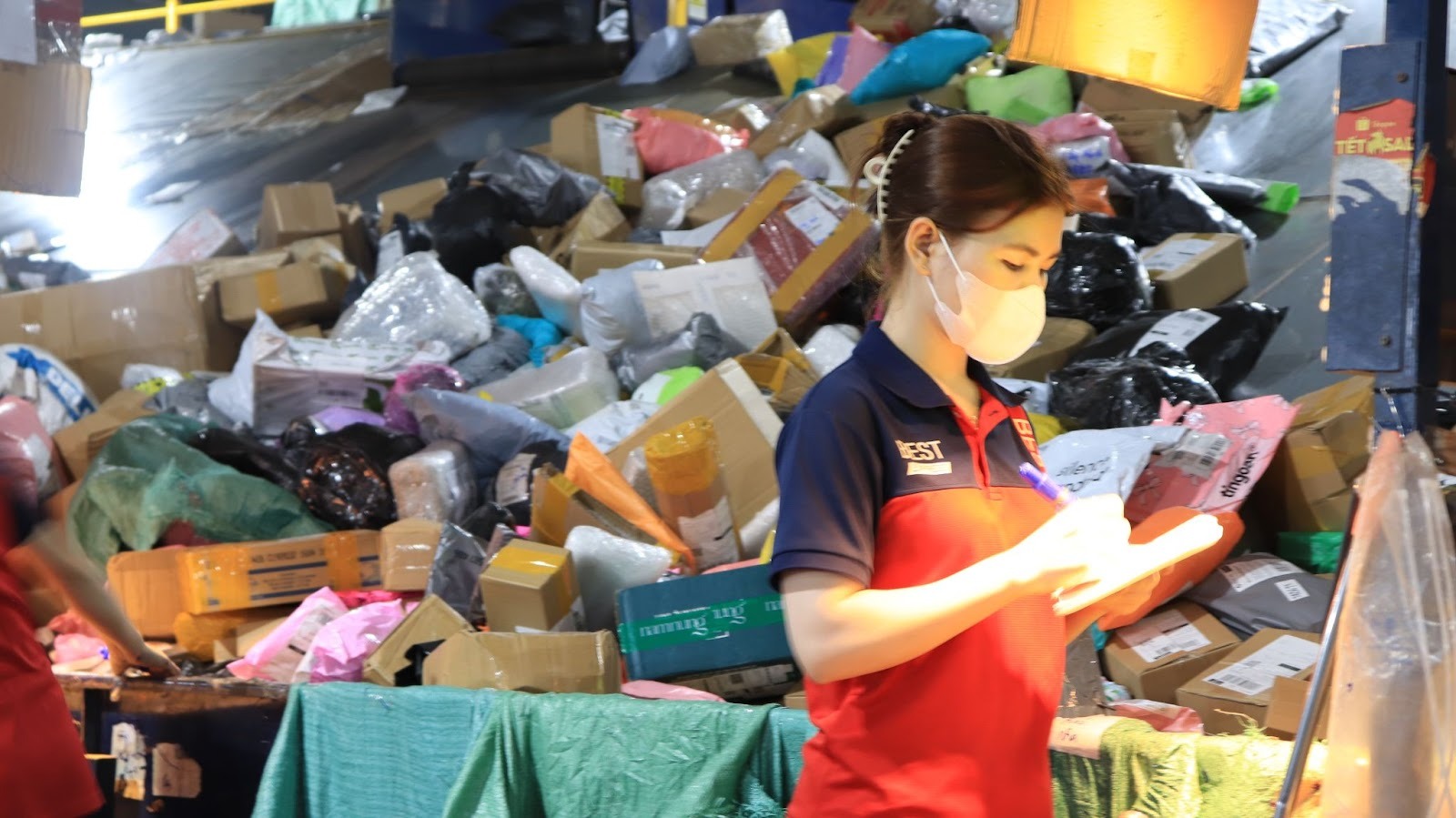 B&ecirc;n trong một trung t&acirc;m giao nhận ng&agrave;y gi&aacute;p Tết: nh&acirc;n vi&ecirc;n "bơi" trong biển h&agrave;ng h&oacute;a, băng chuyền ph&acirc;n loại tự động h&agrave;ng h&oacute;a tốc độ 2 mili gi&acirc;y- Ảnh 5.