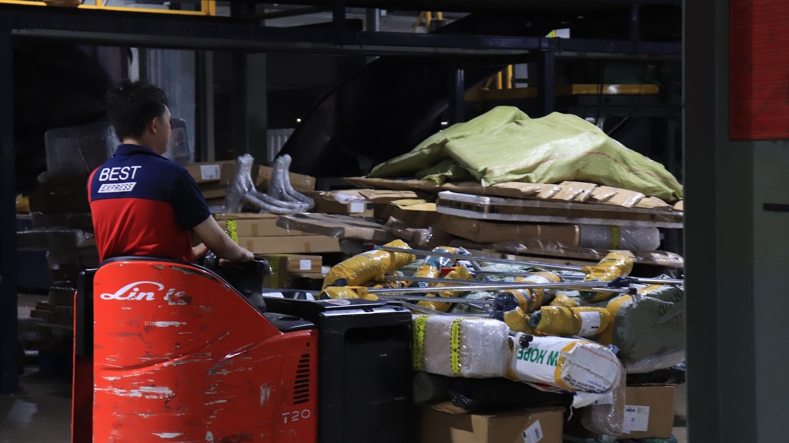 B&ecirc;n trong một trung t&acirc;m giao nhận ng&agrave;y gi&aacute;p Tết: nh&acirc;n vi&ecirc;n "bơi" trong biển h&agrave;ng h&oacute;a, băng chuyền ph&acirc;n loại tự động h&agrave;ng h&oacute;a tốc độ 2 mili gi&acirc;y- Ảnh 7.