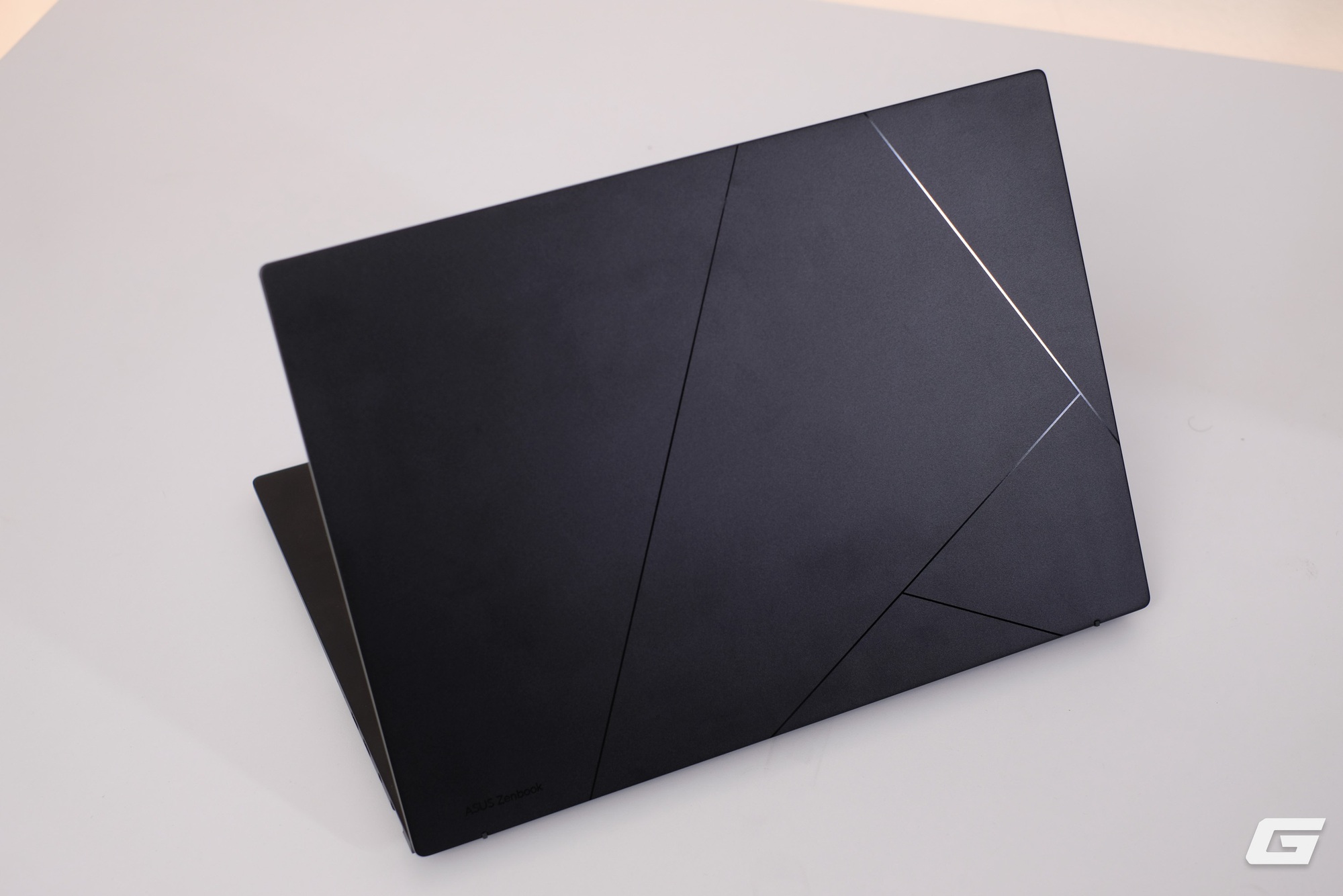 Tr&ecirc;n tay ASUS Zenbook 14 (UM3406GA): Laptop Ryzen AI 400 series đầu ti&ecirc;n tại Việt Nam với thế mạnh về thời lượng pin- Ảnh 3.