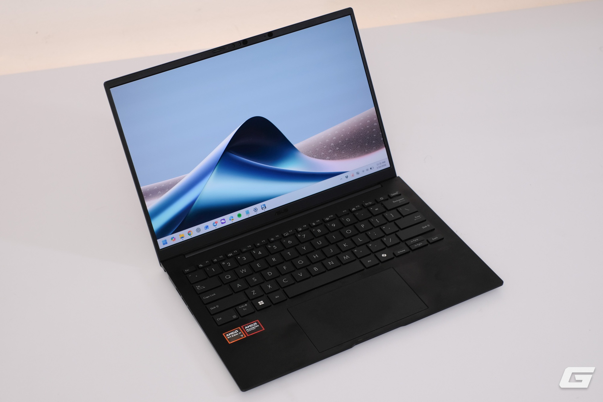 Tr&ecirc;n tay ASUS Zenbook 14 (UM3406GA): Laptop Ryzen AI 400 series đầu ti&ecirc;n tại Việt Nam với thế mạnh về thời lượng pin- Ảnh 14.