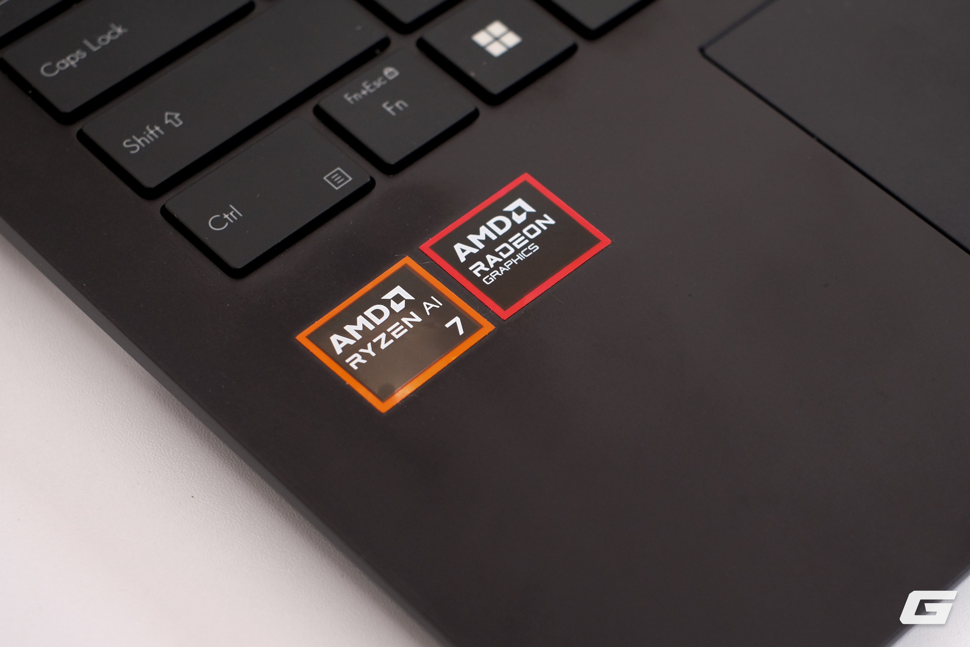 Tr&ecirc;n tay ASUS Zenbook 14 (UM3406GA): Laptop Ryzen AI 400 series đầu ti&ecirc;n tại Việt Nam với thế mạnh về thời lượng pin- Ảnh 1.