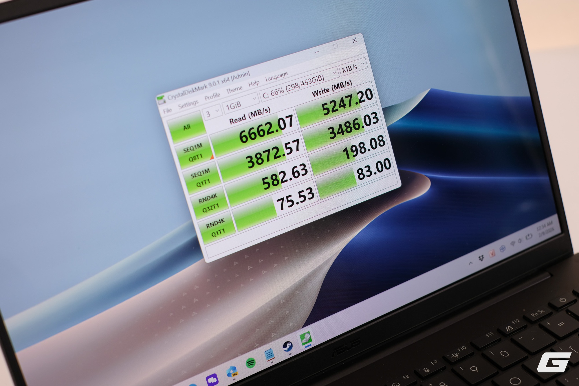 Tr&ecirc;n tay ASUS Zenbook 14 (UM3406GA): Laptop Ryzen AI 400 series đầu ti&ecirc;n tại Việt Nam với thế mạnh về thời lượng pin- Ảnh 11.