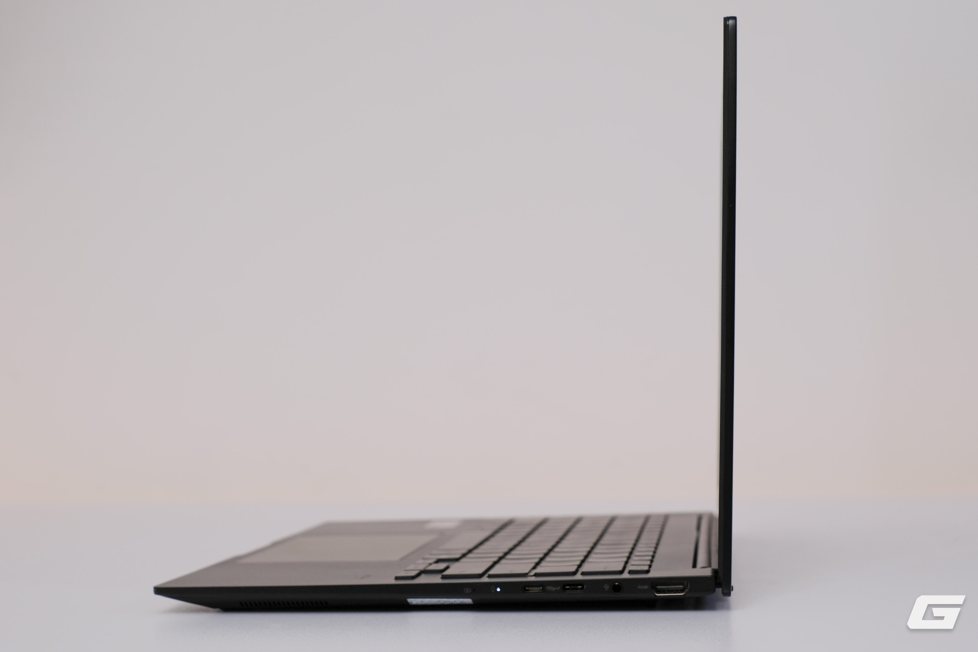 Tr&ecirc;n tay ASUS Zenbook 14 (UM3406GA): Laptop Ryzen AI 400 series đầu ti&ecirc;n tại Việt Nam với thế mạnh về thời lượng pin- Ảnh 4.