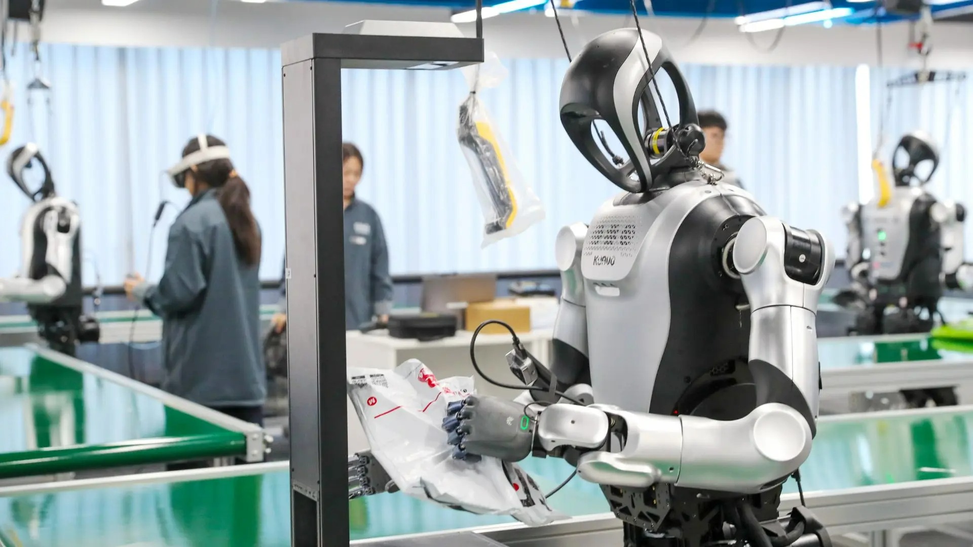 Siêu AI RynnBrain của Alibaba xô đổ 16 kỷ lục robot, vượt mặt Google và NVIDIA trong cuộc đua trí tuệ nhân tạo vật lý- Ảnh 2.