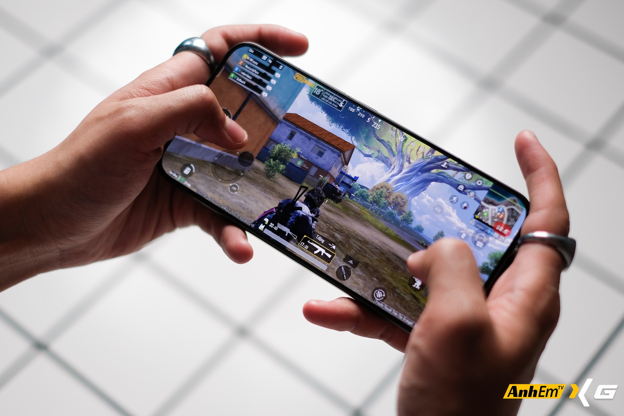 Smartphone n&agrave;y &ldquo;ph&aacute; đảo cấu h&igrave;nh&rdquo; với 4,3 triệu điểm AnTuTu, c&oacute; quạt thổi v&ugrave; v&ugrave; v&agrave; trong hộp c&ograve;n k&egrave;m cả&hellip; chổi- Ảnh 13.