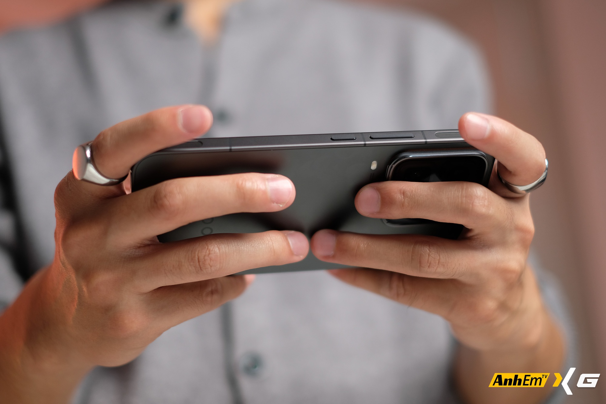 Smartphone n&agrave;y &ldquo;ph&aacute; đảo cấu h&igrave;nh&rdquo; với 4,3 triệu điểm AnTuTu, c&oacute; quạt thổi v&ugrave; v&ugrave; v&agrave; trong hộp c&ograve;n k&egrave;m cả&hellip; chổi- Ảnh 23.