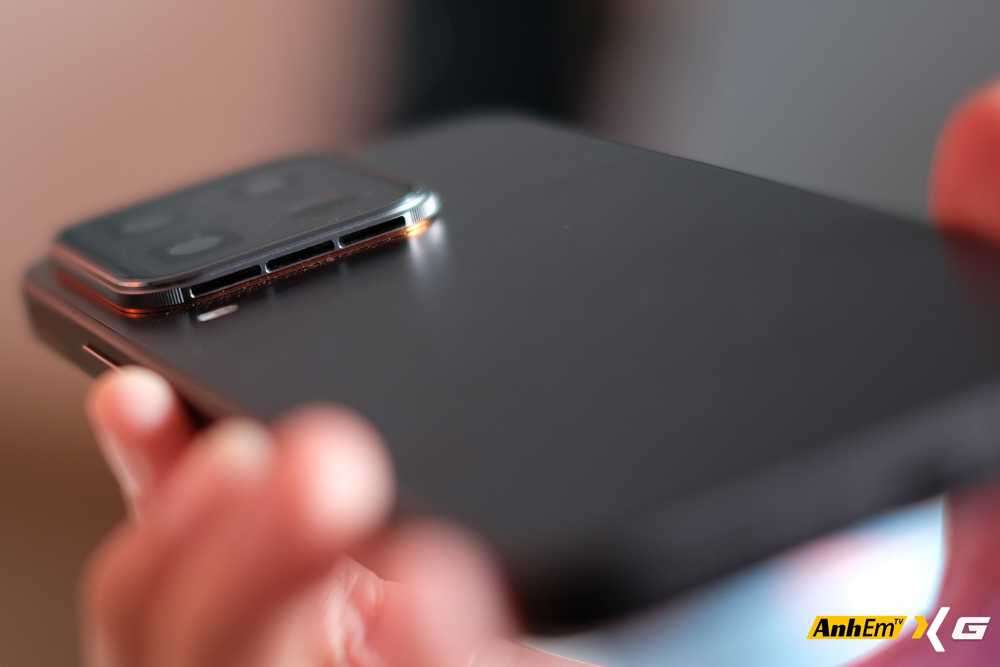 Smartphone n&agrave;y &ldquo;ph&aacute; đảo cấu h&igrave;nh&rdquo; với 4,3 triệu điểm AnTuTu, c&oacute; quạt thổi v&ugrave; v&ugrave; v&agrave; trong hộp c&ograve;n k&egrave;m cả&hellip; chổi- Ảnh 5.