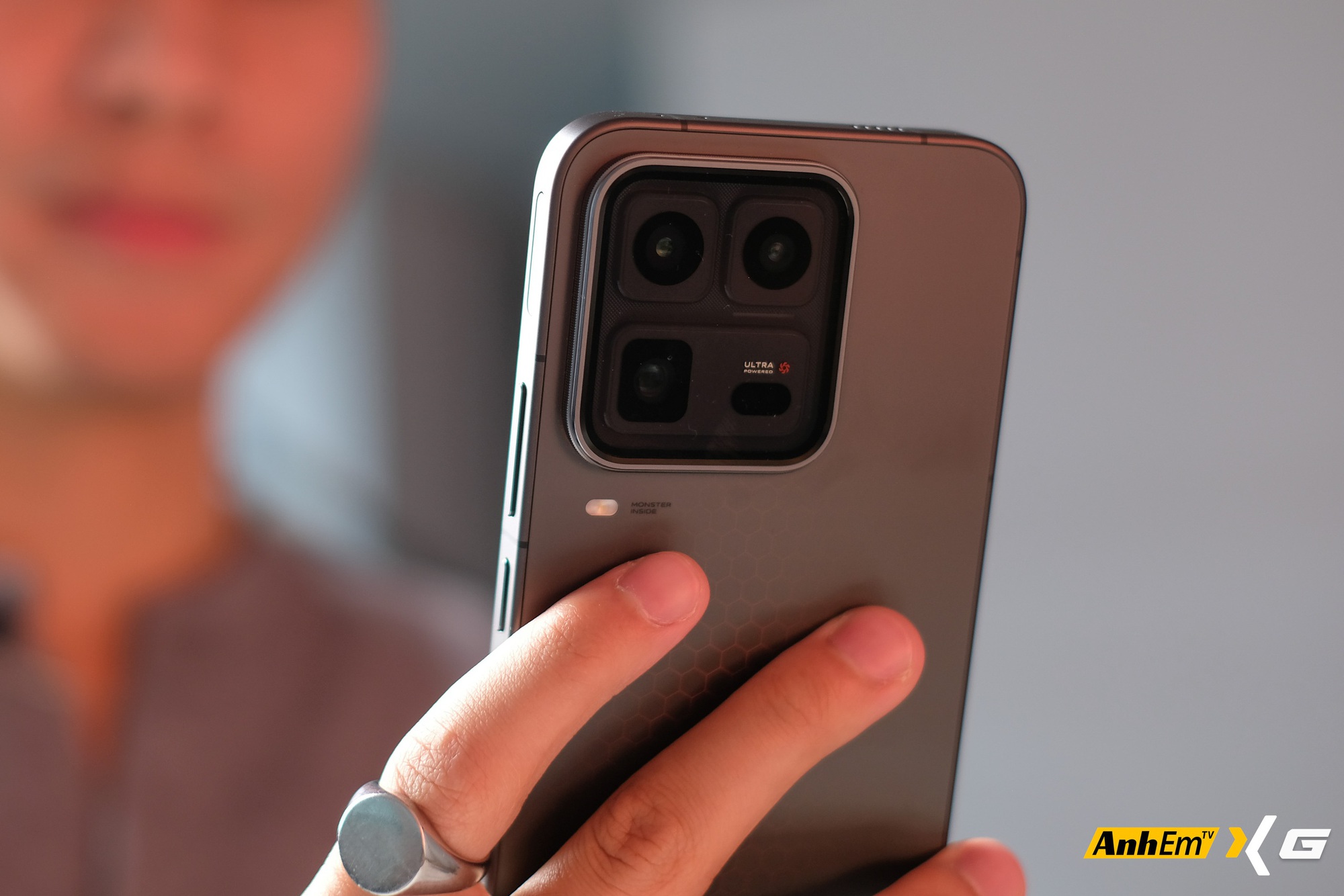 Smartphone n&agrave;y &ldquo;ph&aacute; đảo cấu h&igrave;nh&rdquo; với 4,3 triệu điểm AnTuTu, c&oacute; quạt thổi v&ugrave; v&ugrave; v&agrave; trong hộp c&ograve;n k&egrave;m cả&hellip; chổi- Ảnh 20.