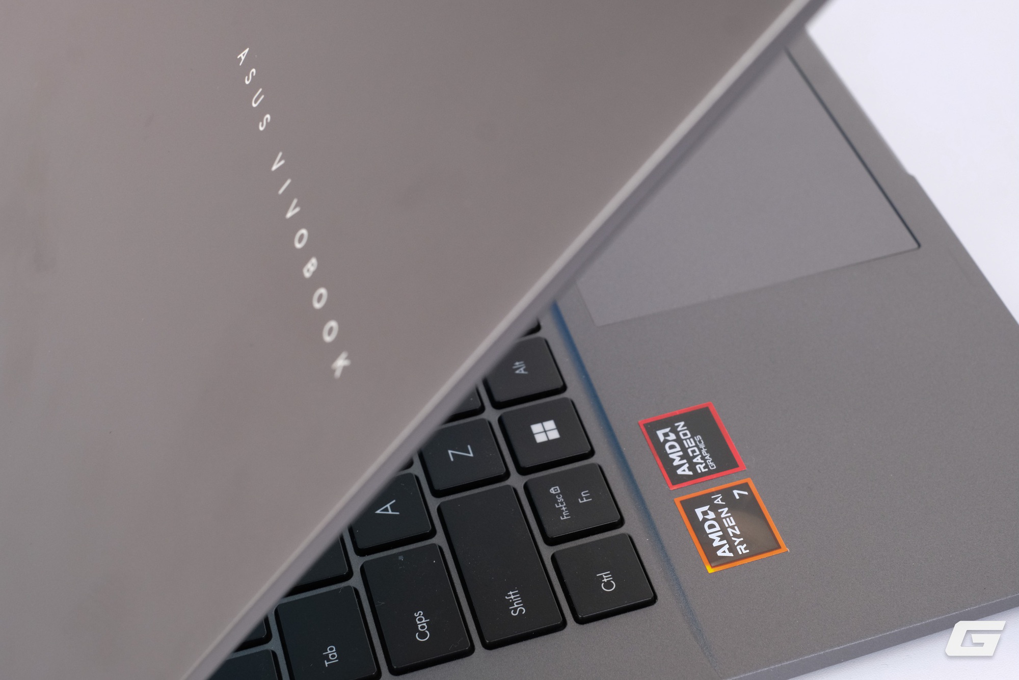 Tr&ecirc;n tay ASUS Vivobook S14 (M3407GA): Ryzen AI 400 Series, pin 15 giờ, RAM n&acirc;ng cấp được, gi&aacute; gần 25 triệu đồng- Ảnh 1.