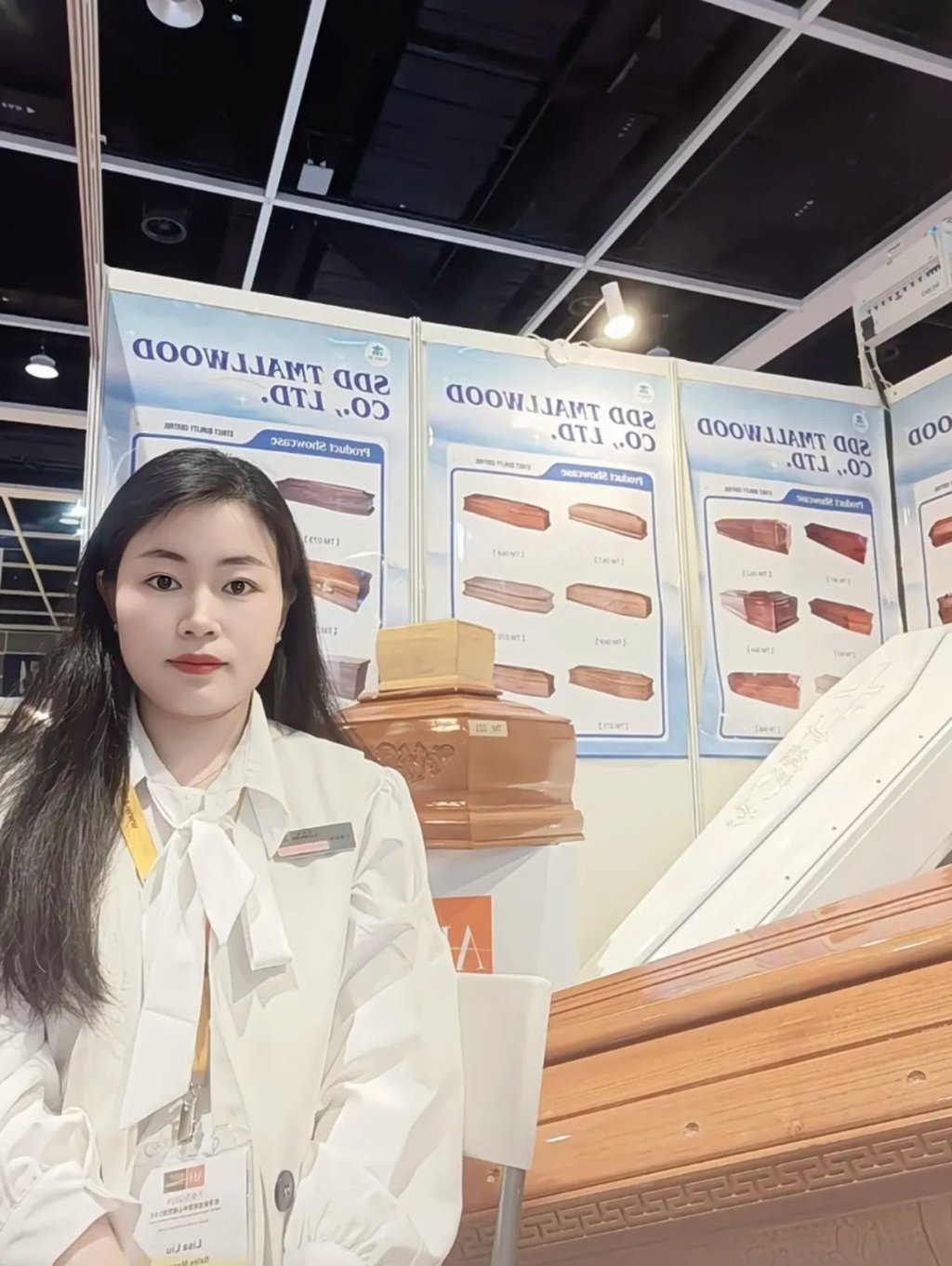 Bỏ nghề giáo để đi bán quan tài: Cô gái trẻ thu 6 triệu USD mỗi năm nhờ xuất khẩu sang châu Âu - Ảnh 1.