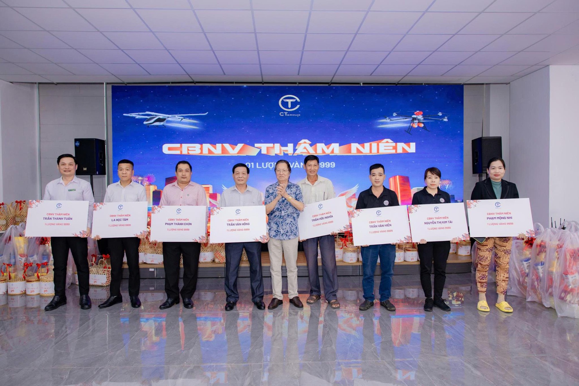 Nhiều tạp vụ, bảo vệ bật kh&oacute;c khi nhận thưởng Tết l&agrave; một lượng v&agrave;ng 9999 - Ảnh 1.