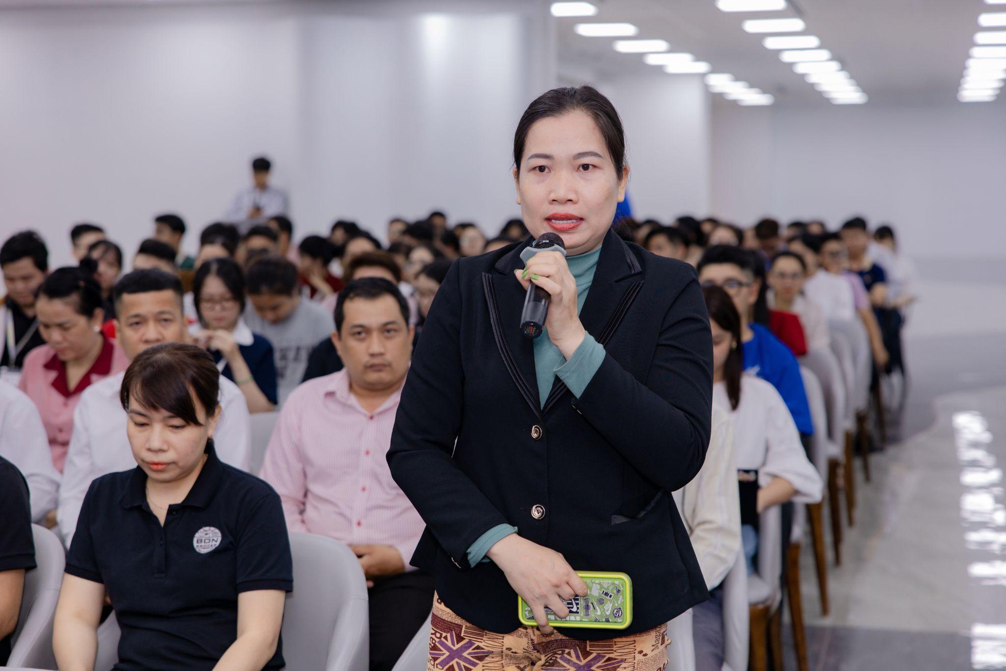 Nhiều tạp vụ, bảo vệ bật kh&oacute;c khi nhận thưởng Tết l&agrave; một lượng v&agrave;ng 9999 - Ảnh 2.