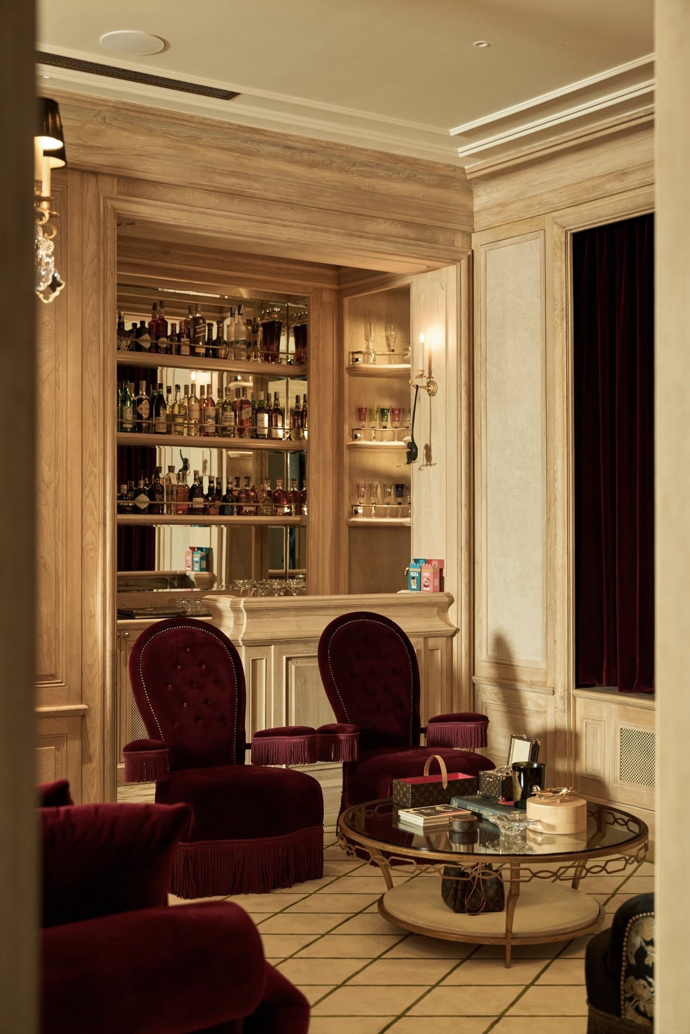 Biệt thự triệu đô ở TP.HCM của Thái Công bị chê "nhìn thôi đã thấy mệt" - Ảnh 11. Biệt thự triệu đô ở TP.HCM của Thái Công bị chê "nhìn thôi đã thấy mệt" - Ảnh 11.