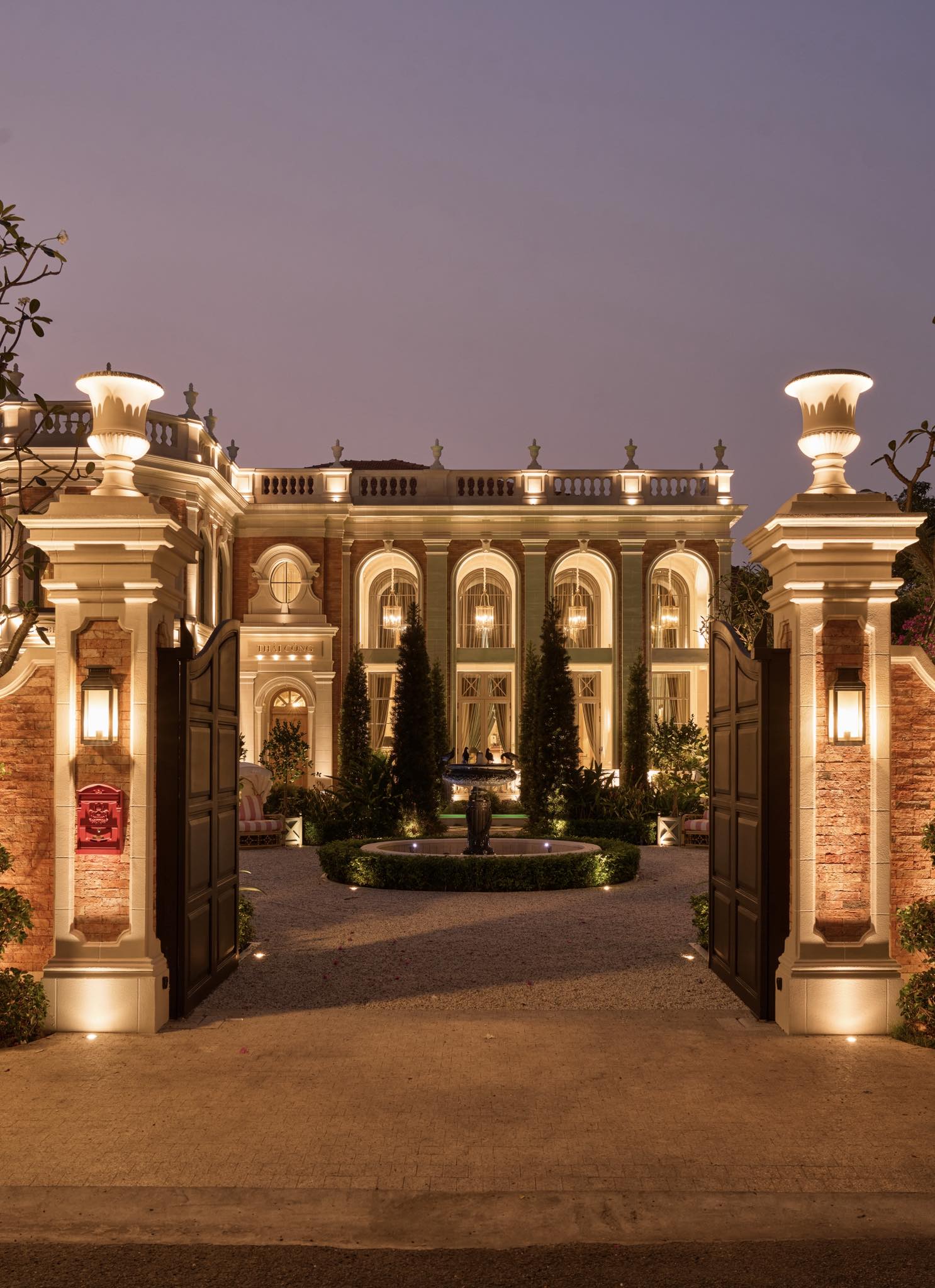 Biệt thự triệu đô ở TP.HCM của Thái Công bị chê "nhìn thôi đã thấy mệt" - Ảnh 15. Biệt thự triệu đô ở TP.HCM của Thái Công bị chê "nhìn thôi đã thấy mệt" - Ảnh 15.