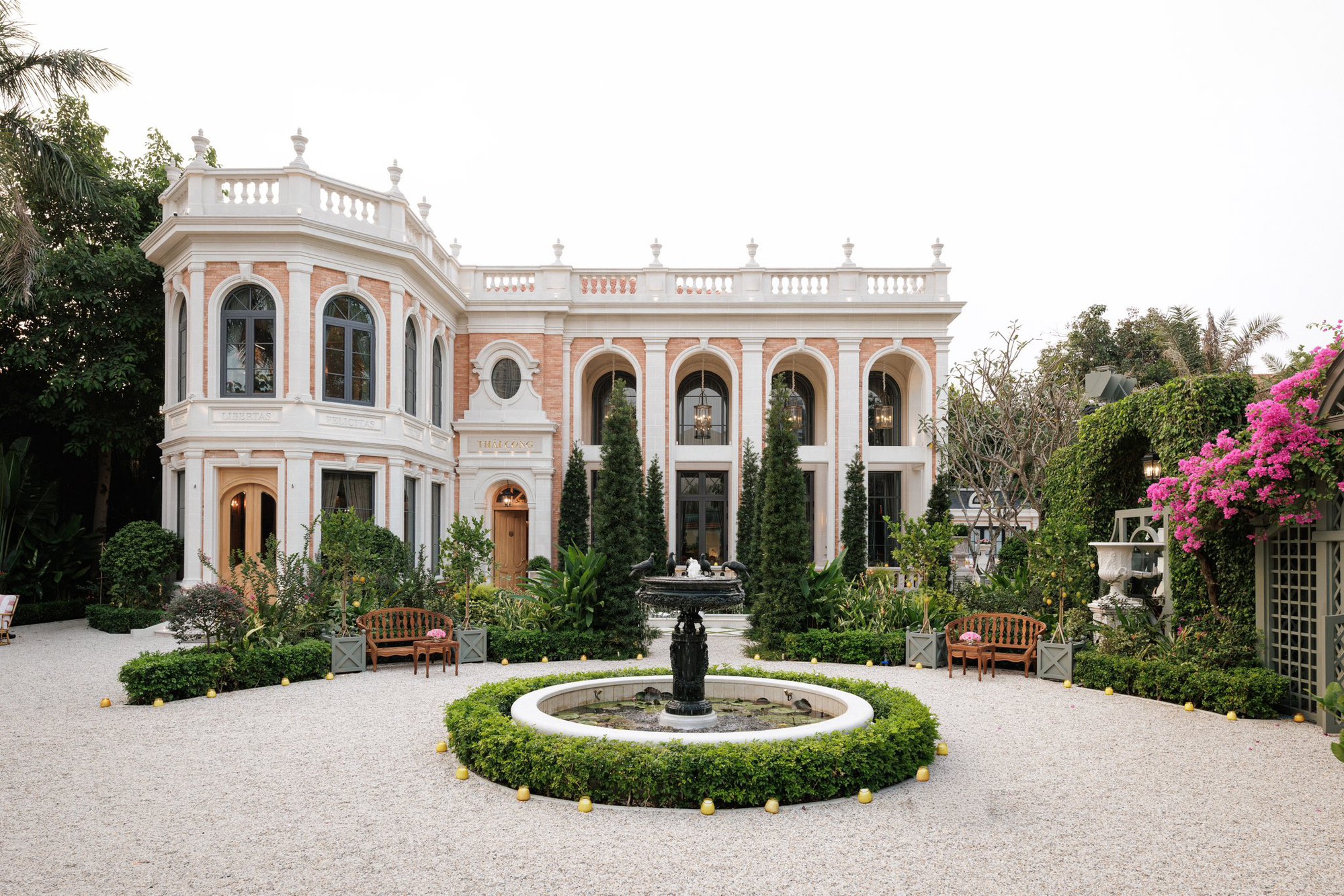 Biệt thự triệu đô ở TP.HCM của Thái Công bị chê "nhìn thôi đã thấy mệt" - Ảnh 1. Biệt thự triệu đô ở TP.HCM của Thái Công bị chê "nhìn thôi đã thấy mệt" - Ảnh 1.