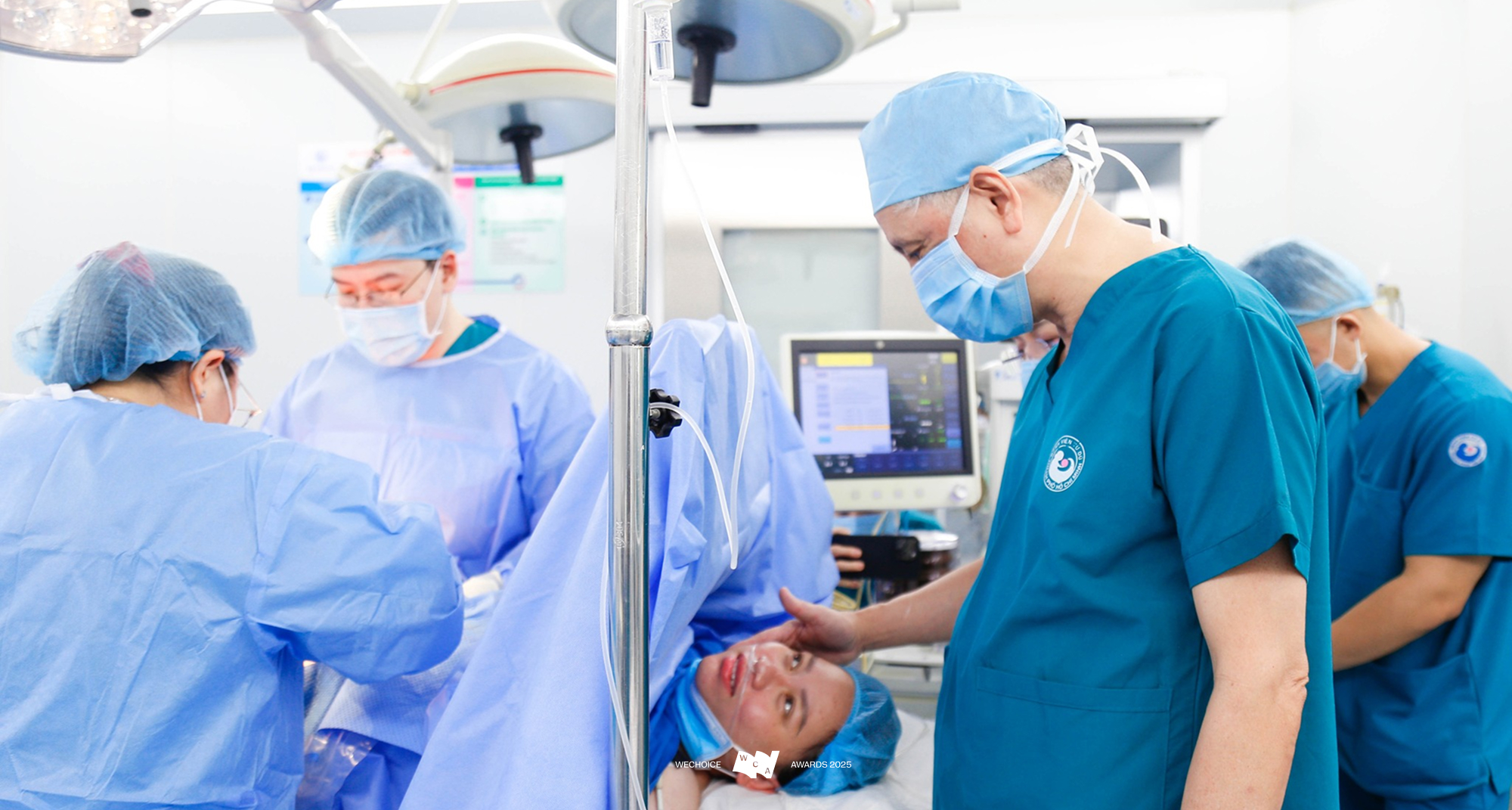 Hai bệnh viện, một &ecirc;-k&iacute;p b&aacute;c sĩ, v&agrave; h&agrave;nh tr&igrave;nh đi cứu những tr&aacute;i tim nhỏ bằng quả d&acirc;u t&acirc;y ở trong bụng mẹ- Ảnh 10.