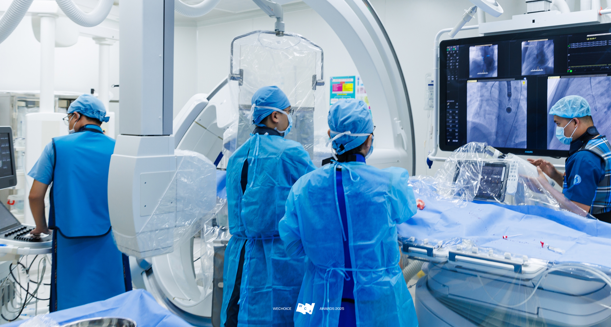 Hai bệnh viện, một &ecirc;-k&iacute;p b&aacute;c sĩ, v&agrave; h&agrave;nh tr&igrave;nh đi cứu những tr&aacute;i tim nhỏ bằng quả d&acirc;u t&acirc;y ở trong bụng mẹ- Ảnh 19.