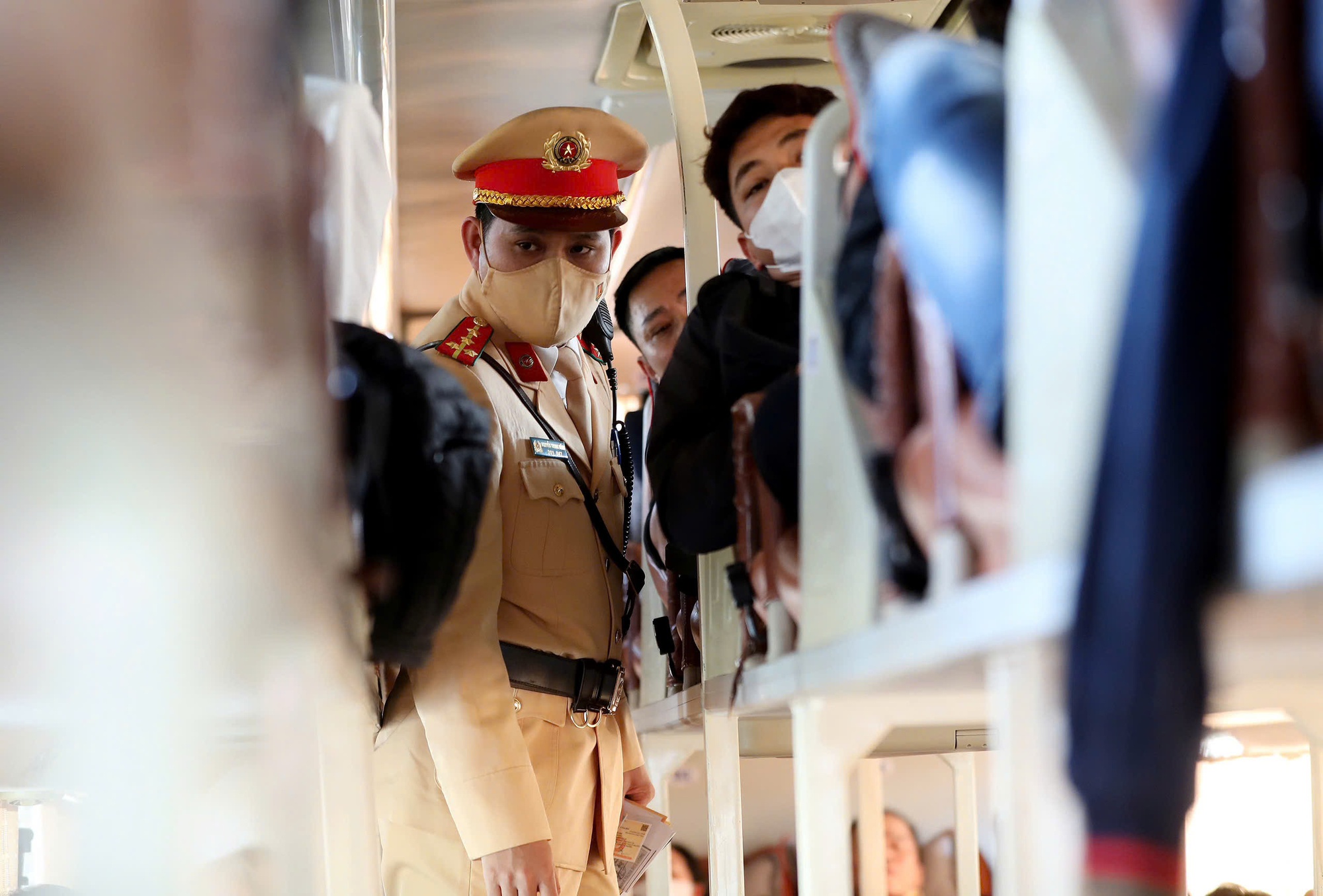 H&agrave; Nội: CSGT d&ugrave;ng flycam theo d&otilde;i t&igrave;nh h&igrave;nh giao th&ocirc;ng, tăng cường kiểm so&aacute;t vận tải h&agrave;nh kh&aacute;ch - Ảnh 10.