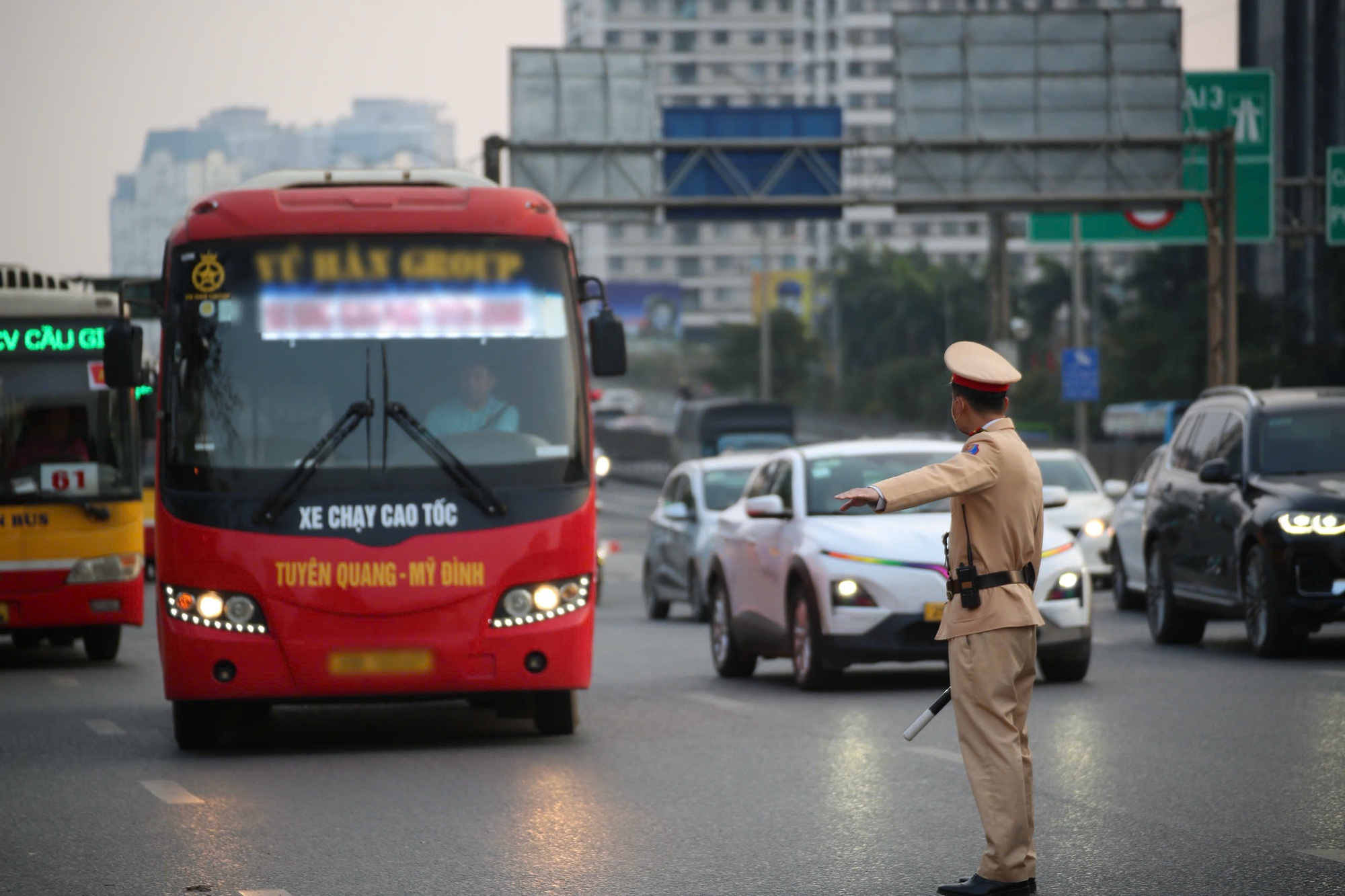 H&agrave; Nội: CSGT d&ugrave;ng flycam theo d&otilde;i t&igrave;nh h&igrave;nh giao th&ocirc;ng, tăng cường kiểm so&aacute;t vận tải h&agrave;nh kh&aacute;ch - Ảnh 9.